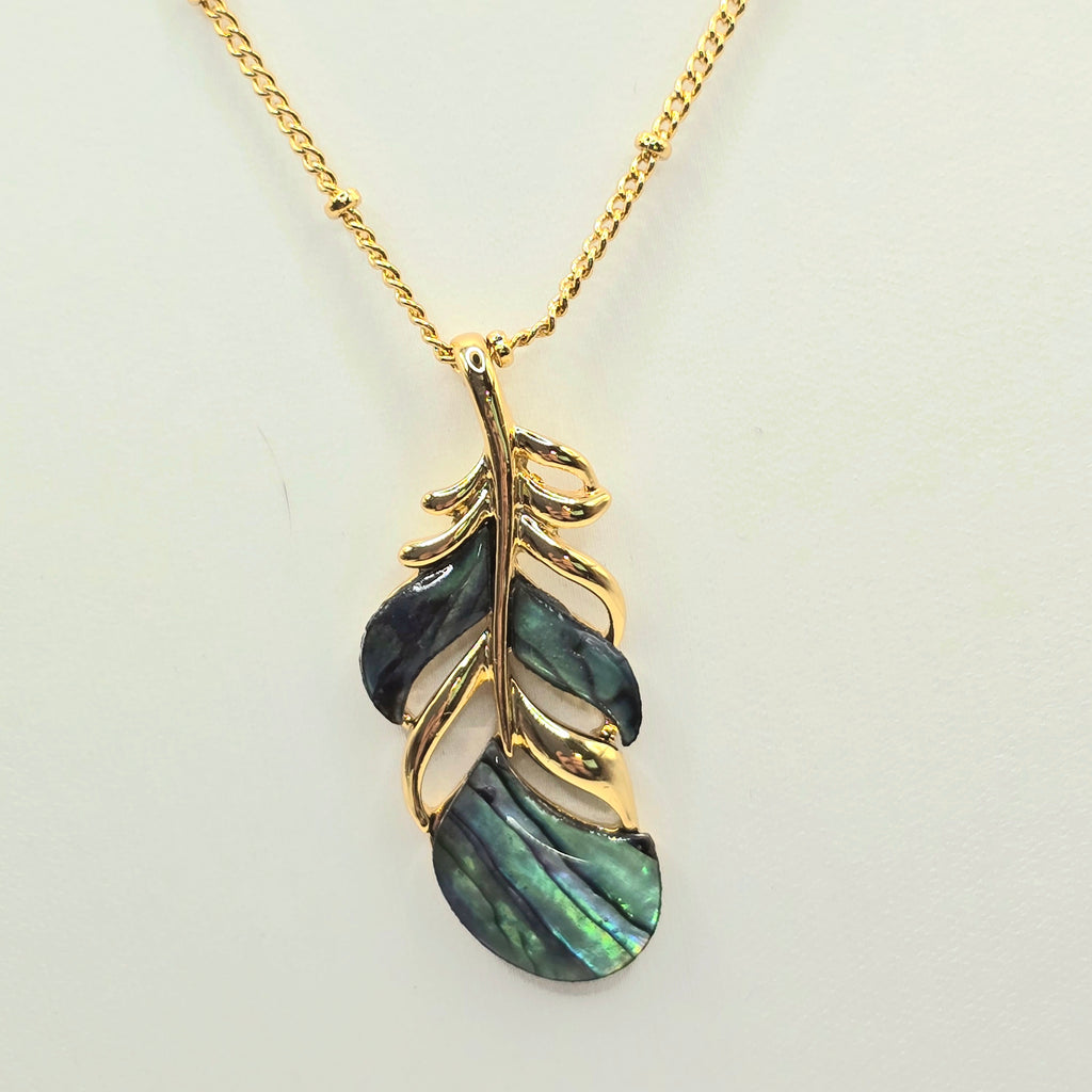 Damen Kette mit Anhänger Feder Messing vergoldet Abalone Detail by DAVUTA