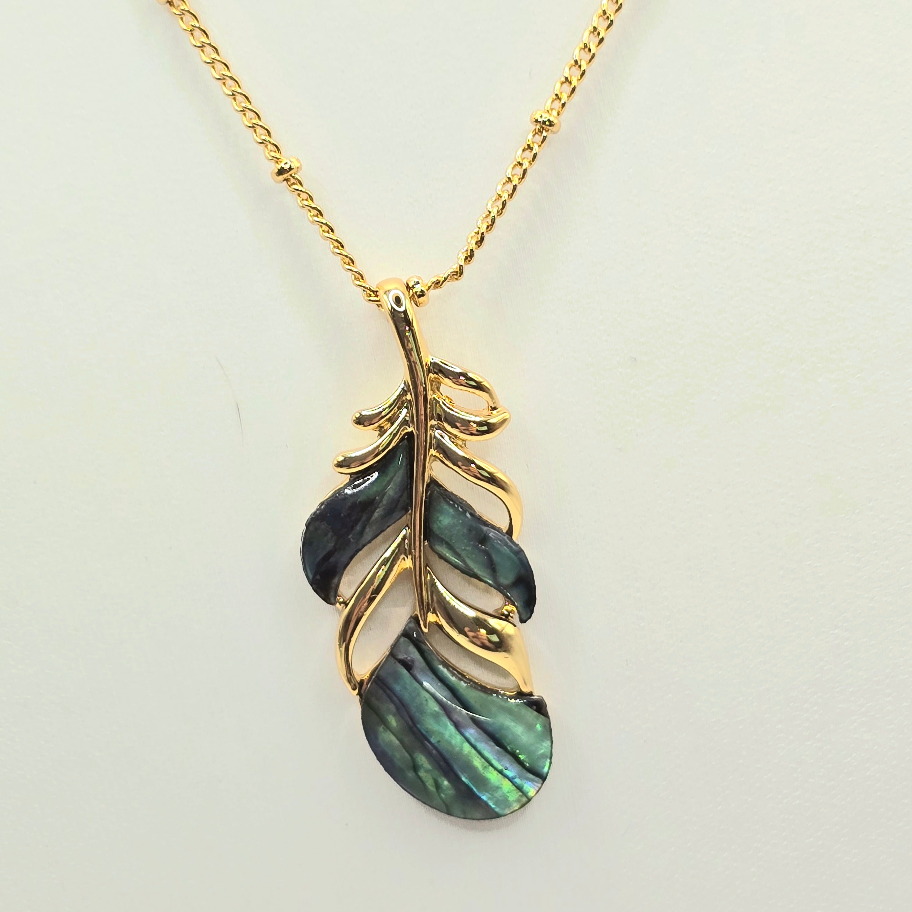 Damen Kette mit Anhänger Feder Messing vergoldet Abalone Detail by DAVUTA