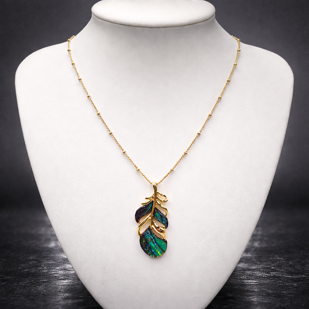Damen Kette mit Anhänger Feder Messing vergoldet Abalone an Büste by DAVUTA