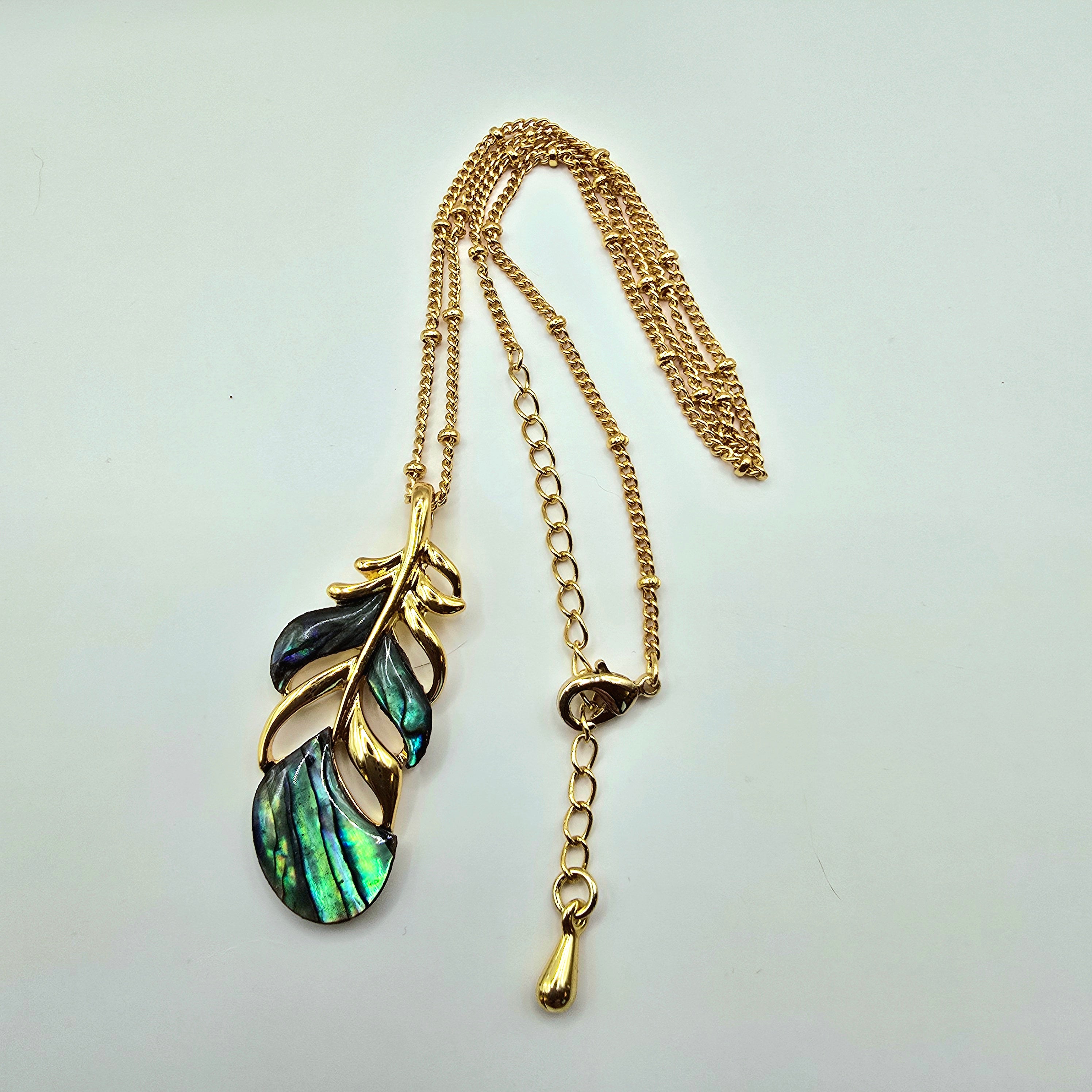 Damen Kette mit Anhänger Feder Messing vergoldet Abalone clean