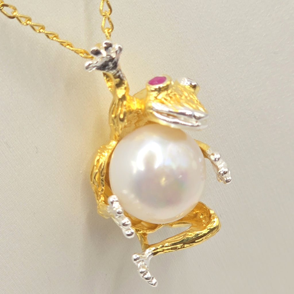 Damen Kette mit Anhänger Froschkönig Silber Vergoldet Detail clean