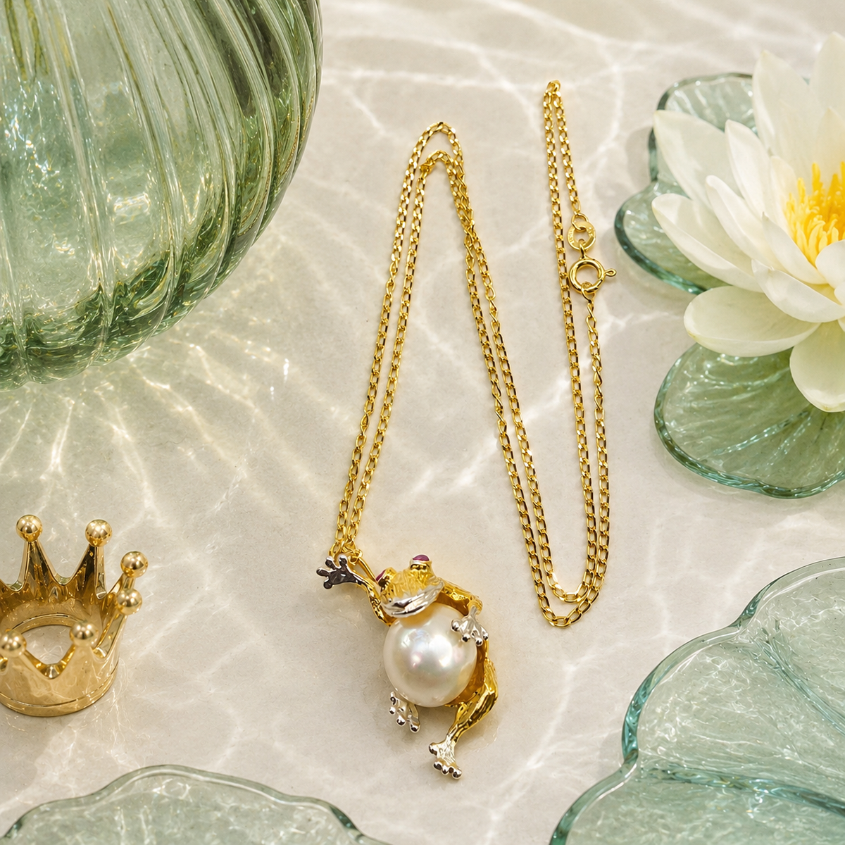 Damen Kette mit Anhänger Froschkönig Silber Vergoldet liegend by DAVUTA