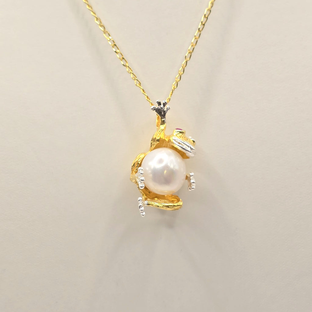 Damen Kette mit Anhänger Froschkönig Silber Vergoldet nah clean