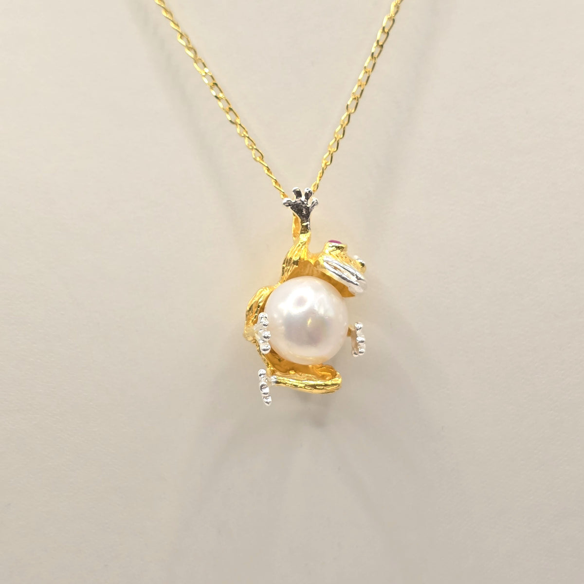 Damen Kette mit Anhänger Froschkönig Silber Vergoldet nah clean