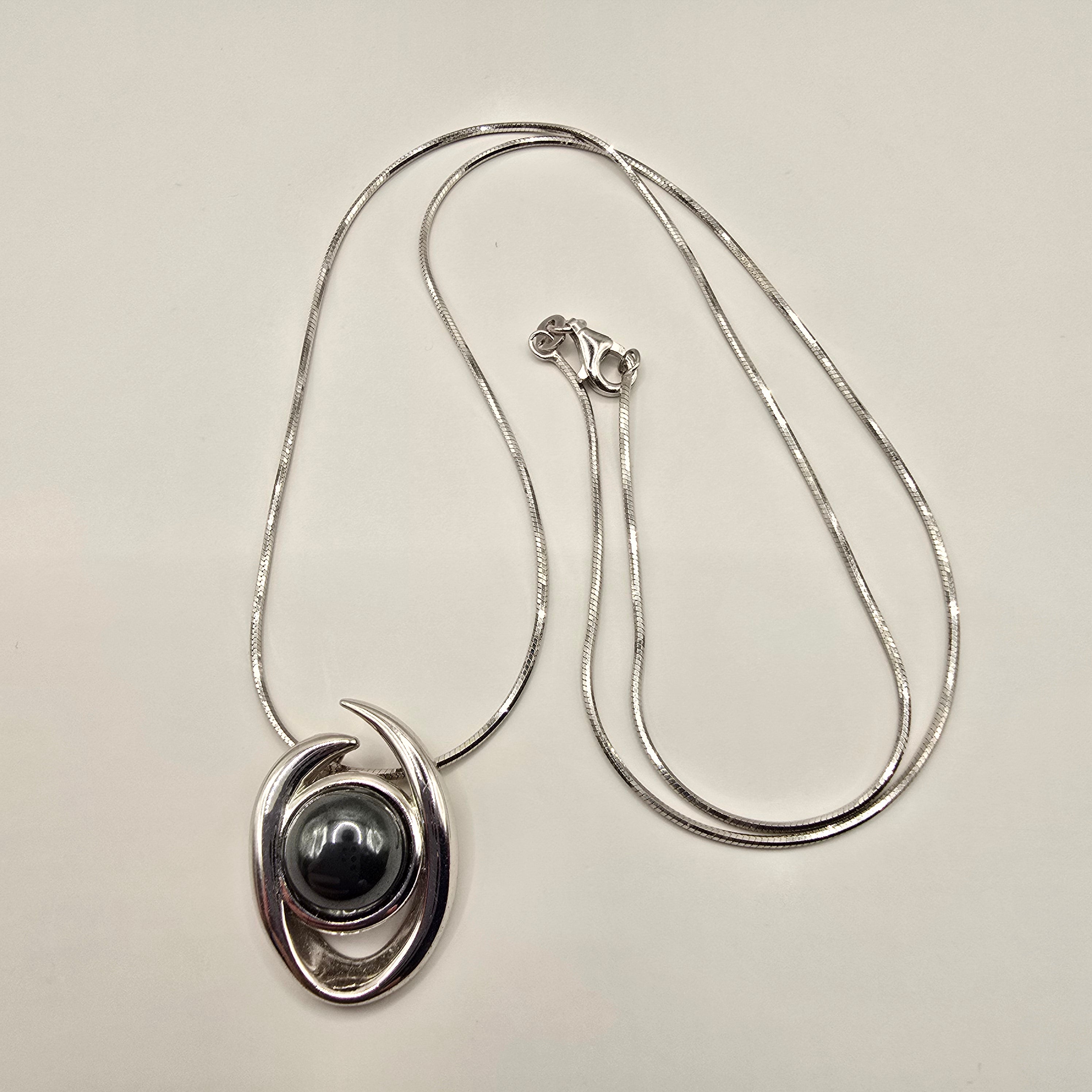 Damen Kette mit Anhänger Hämatit Kugel Silber Details by DAVUTA
