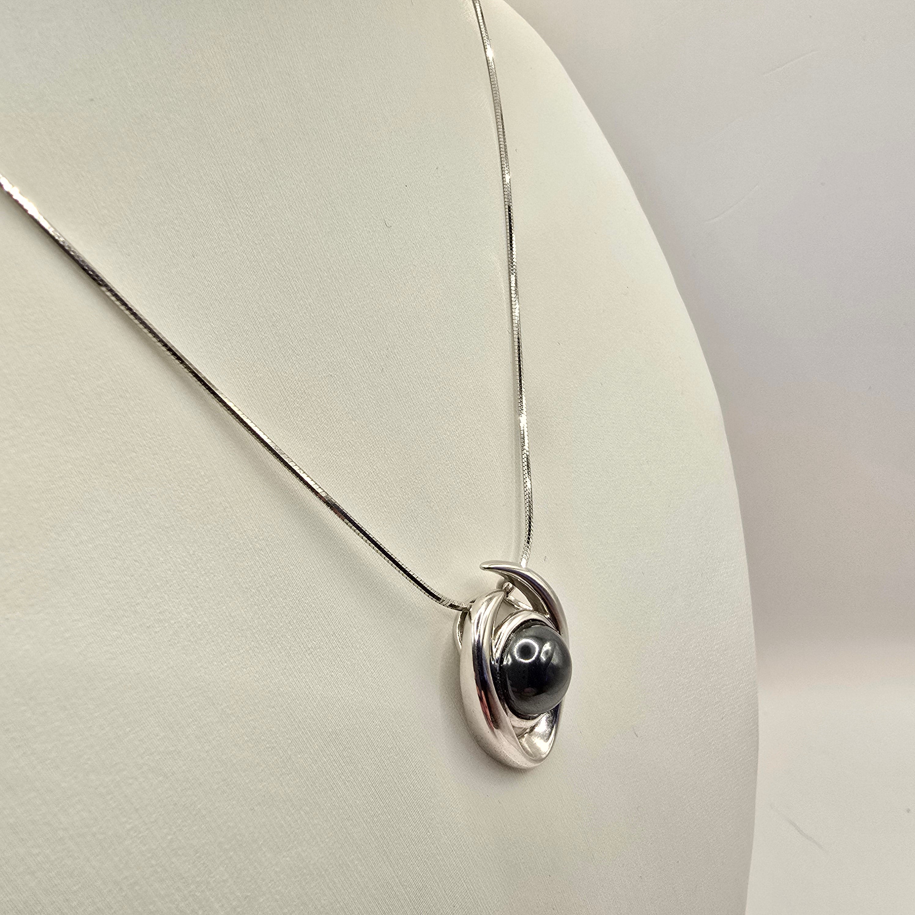 Damen Kette mit Anhänger Hämatit Kugel Silber seitlich by DAVUTA
