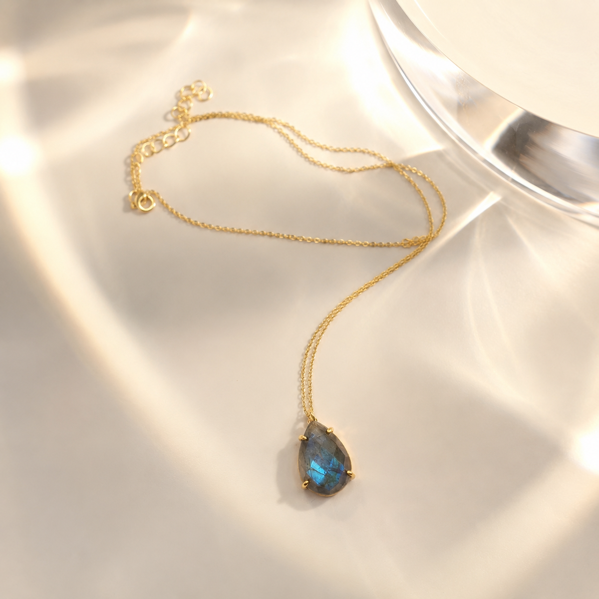 Damen Kette mit Anhänger Labradorit Silber vergoldet liegend by DAVUTA