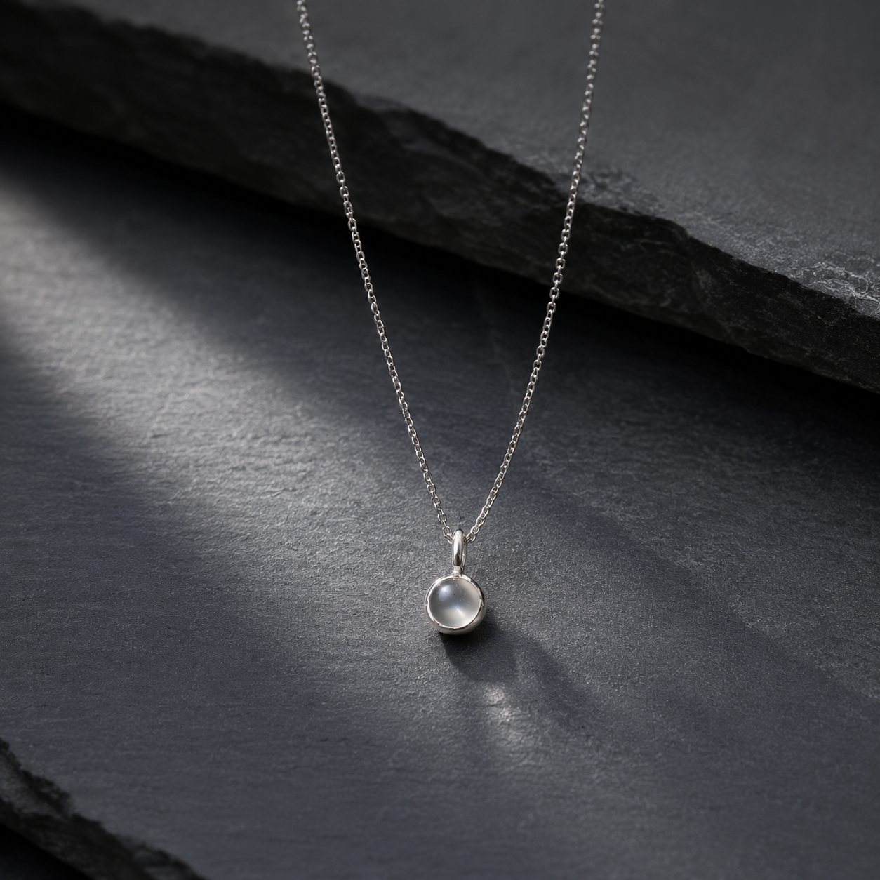 Damen Kette mit Anhänger Mondstein rund klein Silber by DAVUTA