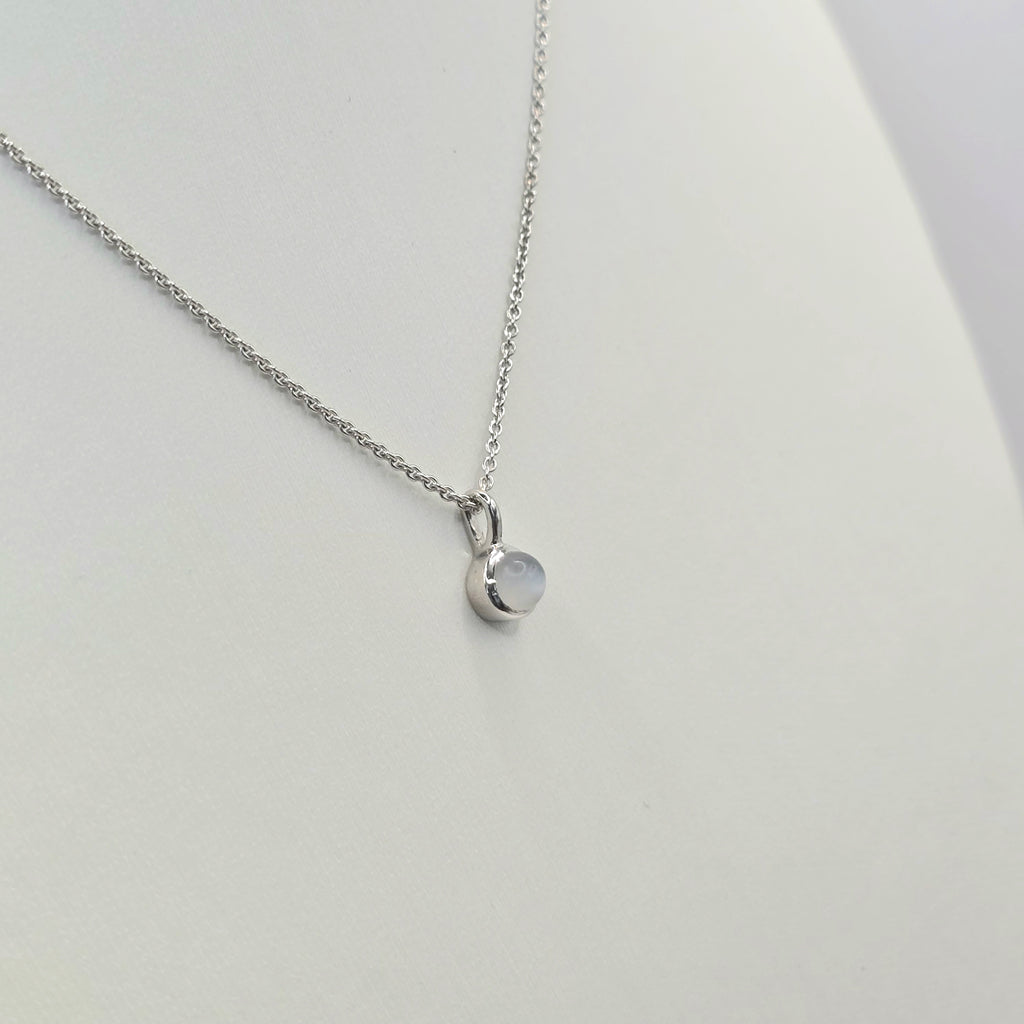 Damen Kette mit Anhänger Mondstein rund klein Silber clean by DAVUTA