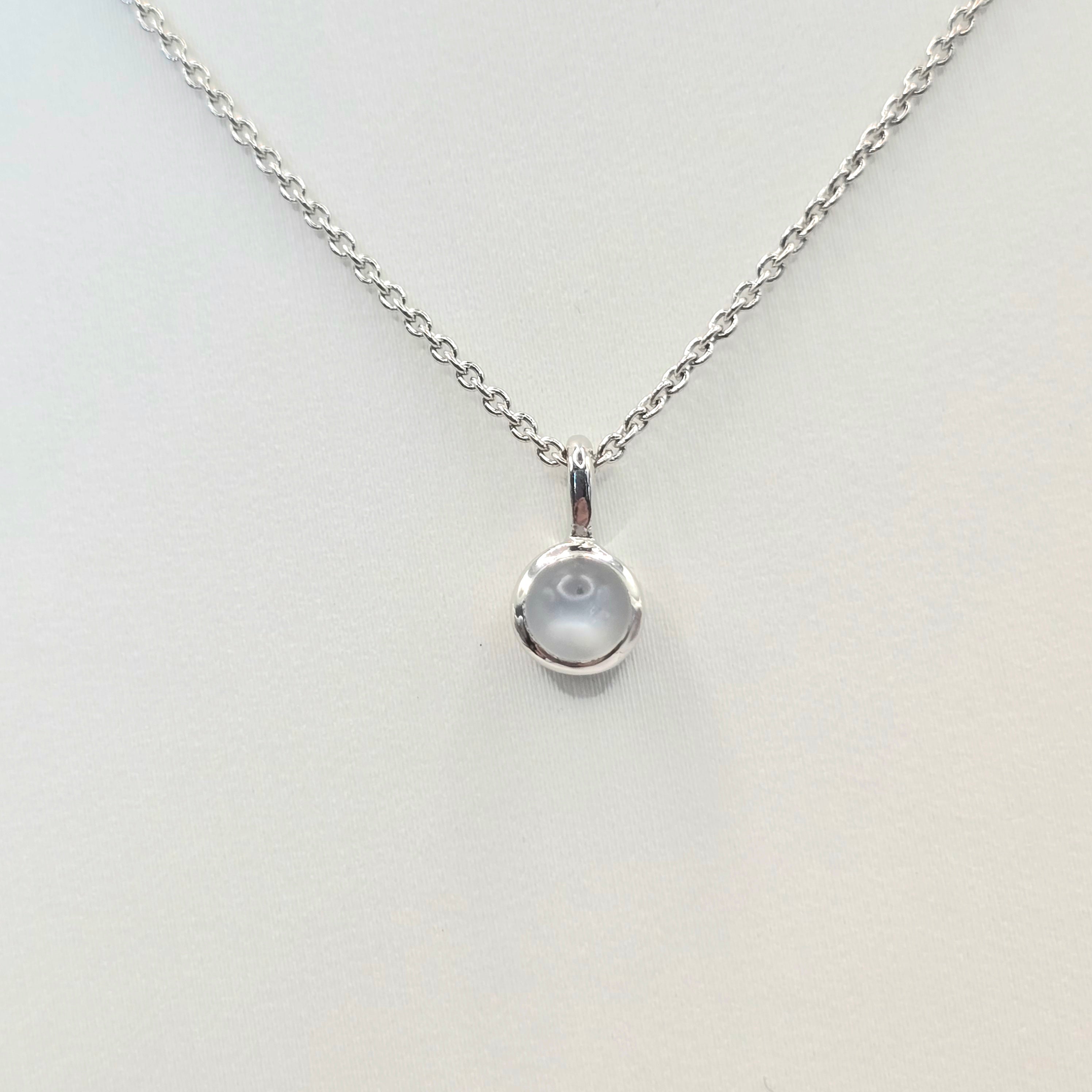 Damen Kette mit Anhänger Mondstein rund klein Silber clean nah by DAVUTA