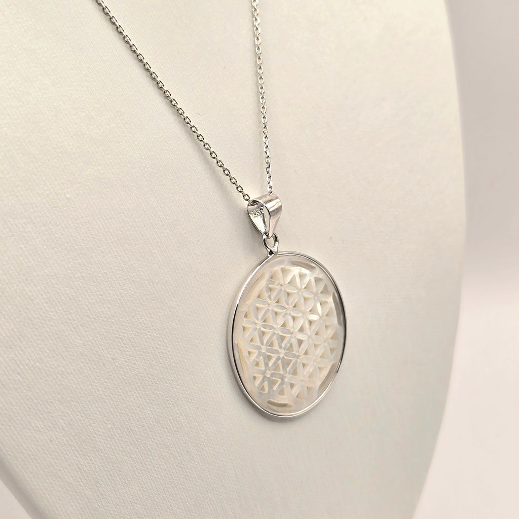 Damen Kette mit Anhänger Perlmutt Blume des Lebens Silber Detail seitlich by DAVUTA