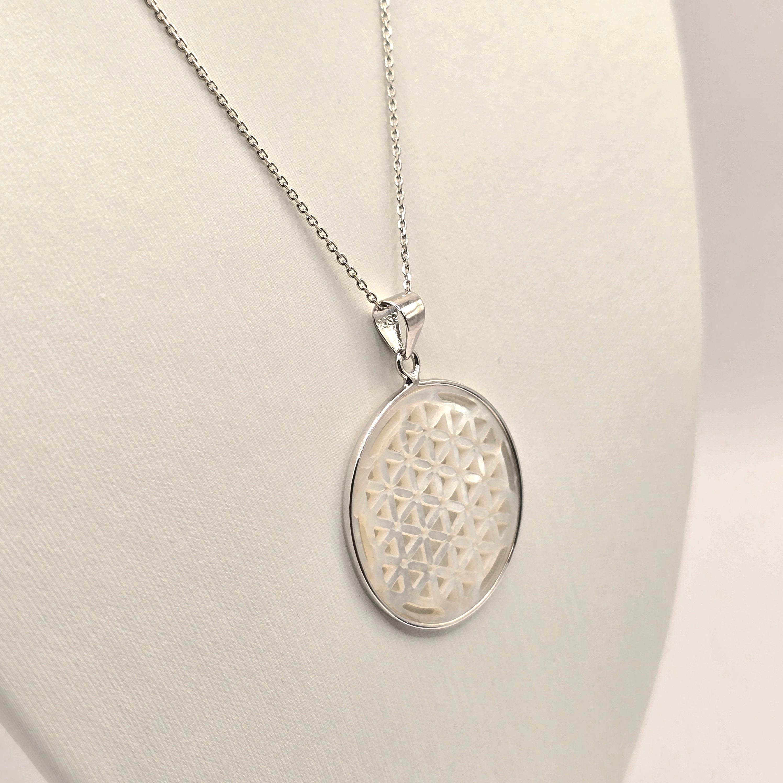 Damen Kette mit Anhänger Perlmutt Blume des Lebens Silber Detail seitlich by DAVUTA