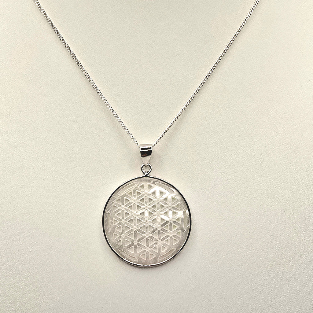 Damen Kette mit Anhänger Perlmutt Blume des Lebens Silber Detail von vorn by DAVUTA