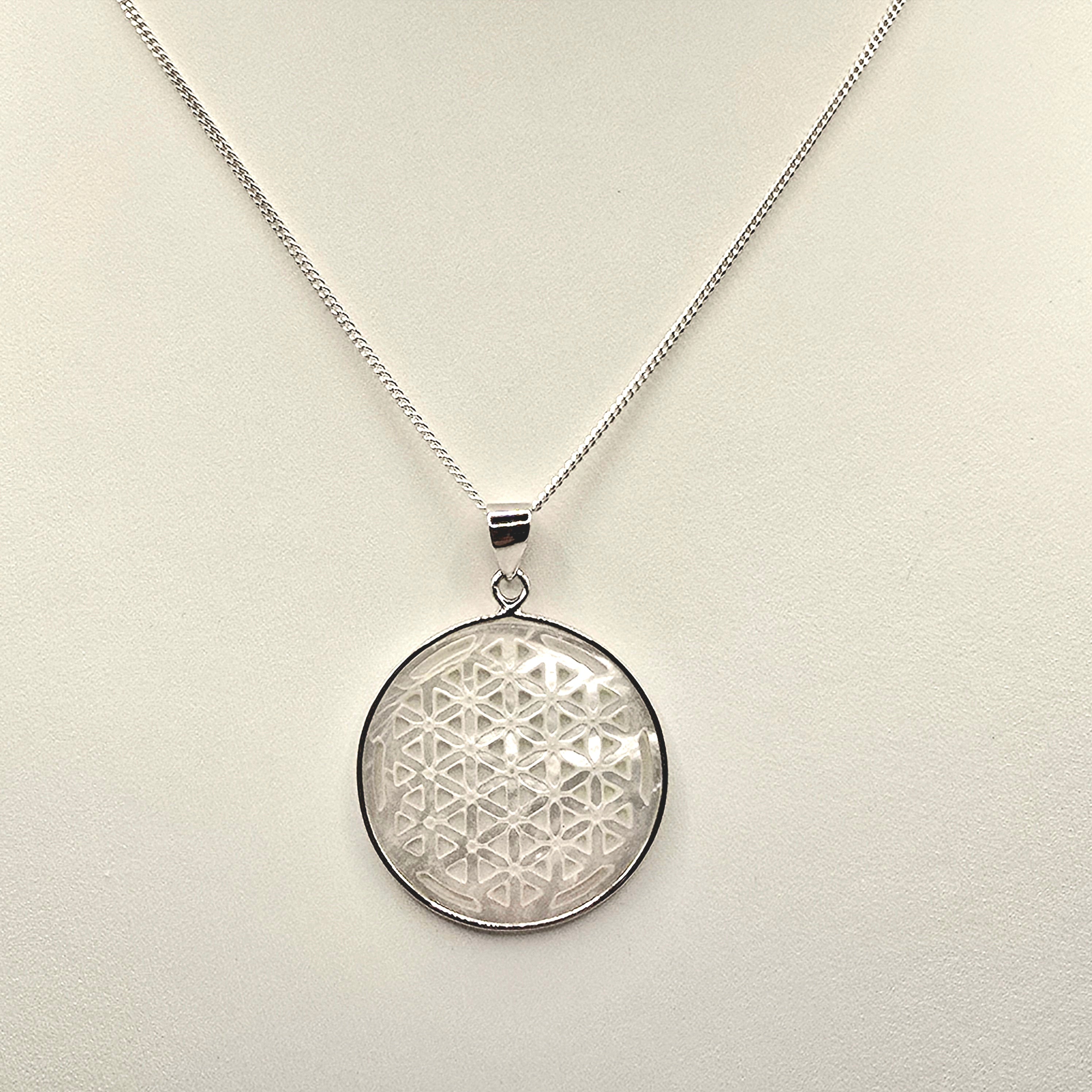 Damen Kette mit Anhänger Perlmutt Blume des Lebens Silber Detail von vorn by DAVUTA