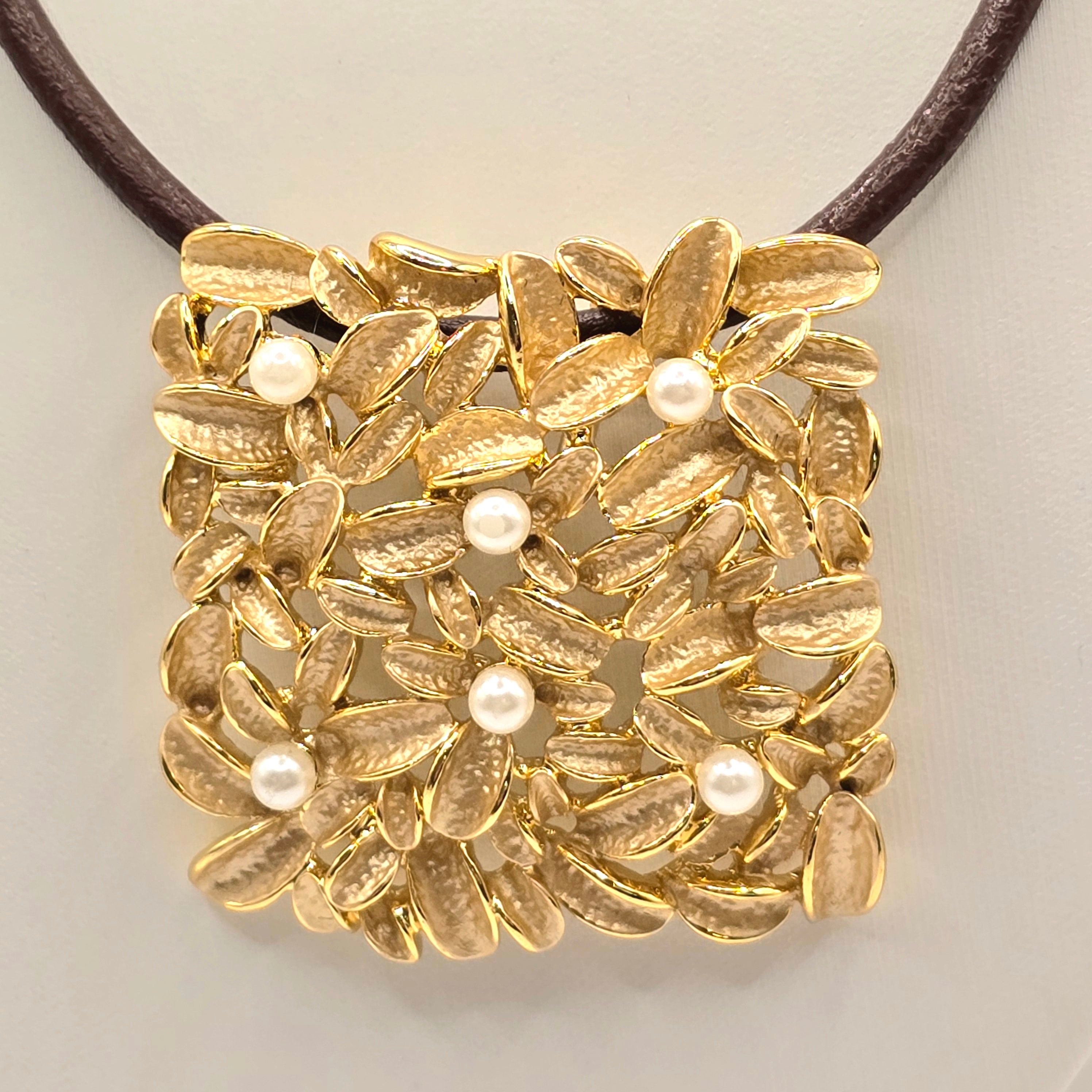 Damen Kette mit Anhänger Quadrat mit Lederband Detail by DAVUTA