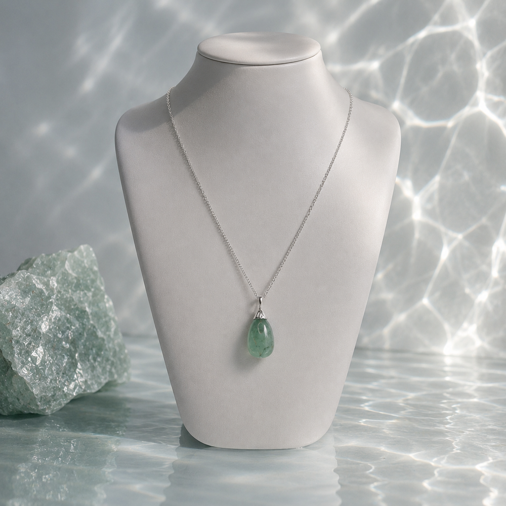 Damen Kette mit Anhänger Tropfen Aventurin Silber an Büste by DAVUTA