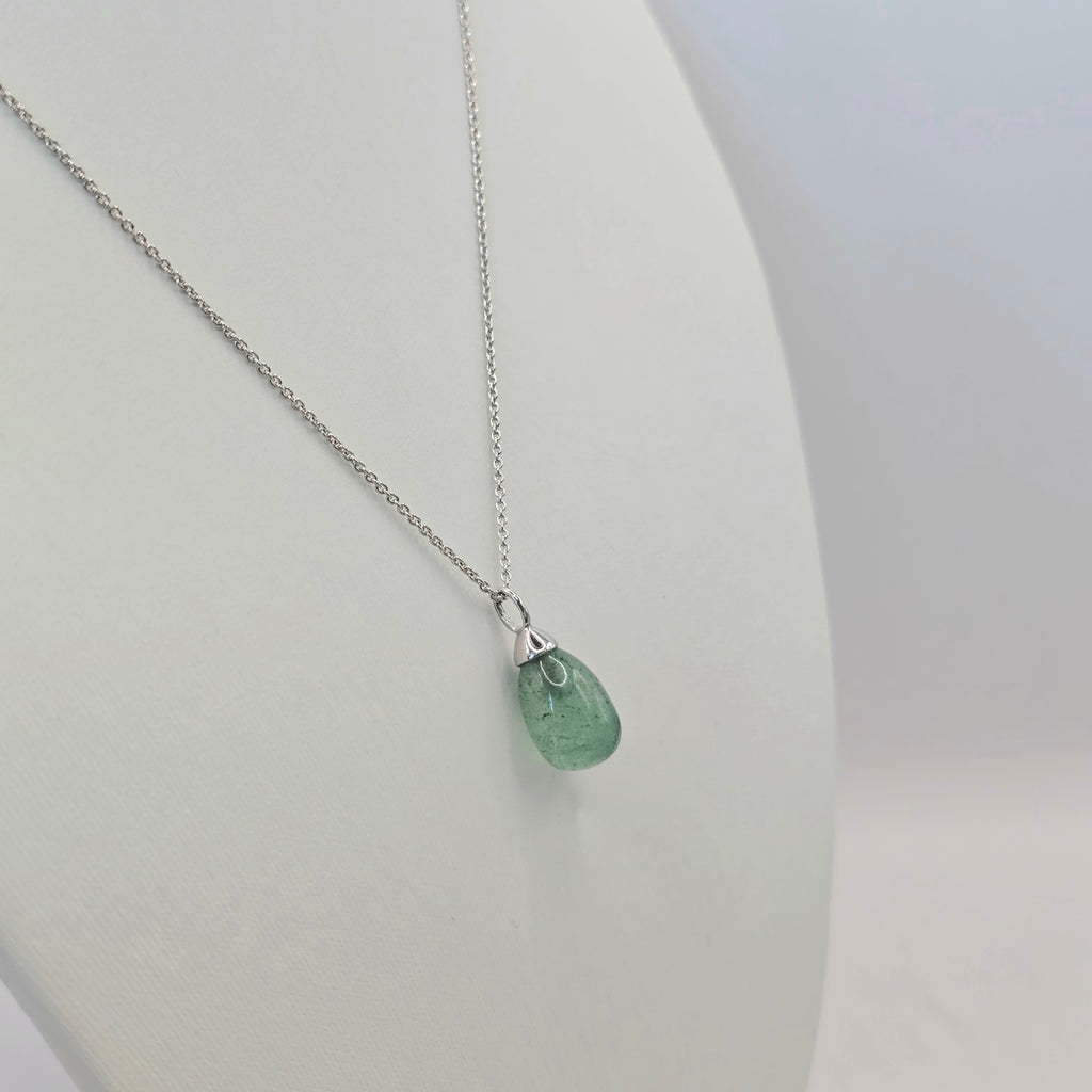 Damen Kette mit Anhänger Tropfen Aventurin Silber seitlich Büste by DAVUTA