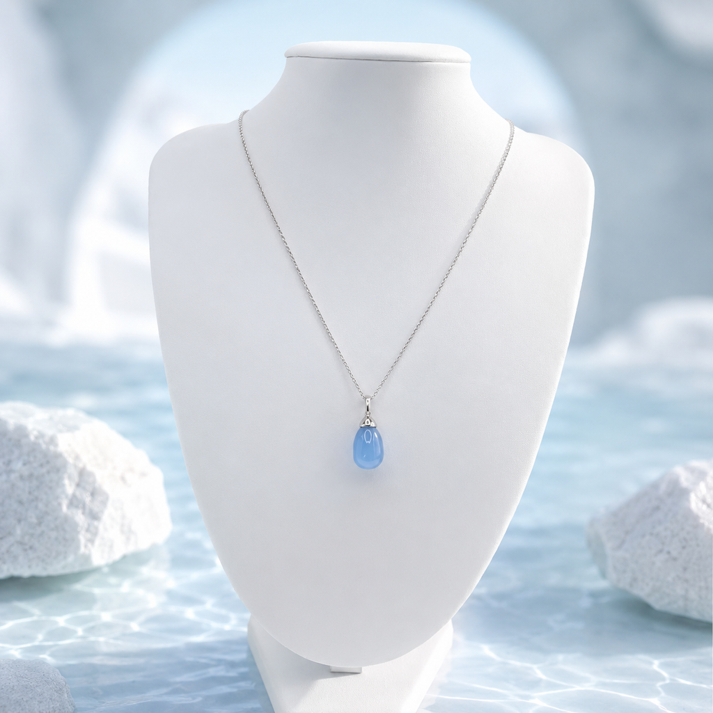 Damen Kette mit Anhänger Tropfen Blauer Chalzedon Silber an Büste by DAVUTA