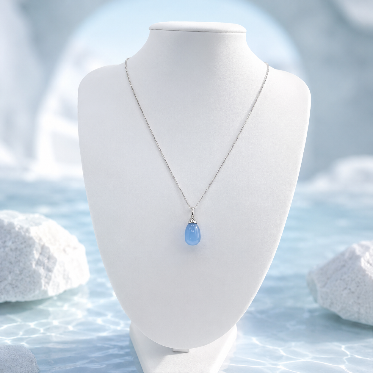Damen Kette mit Anhänger Tropfen Blauer Chalzedon Silber an Büste by DAVUTA