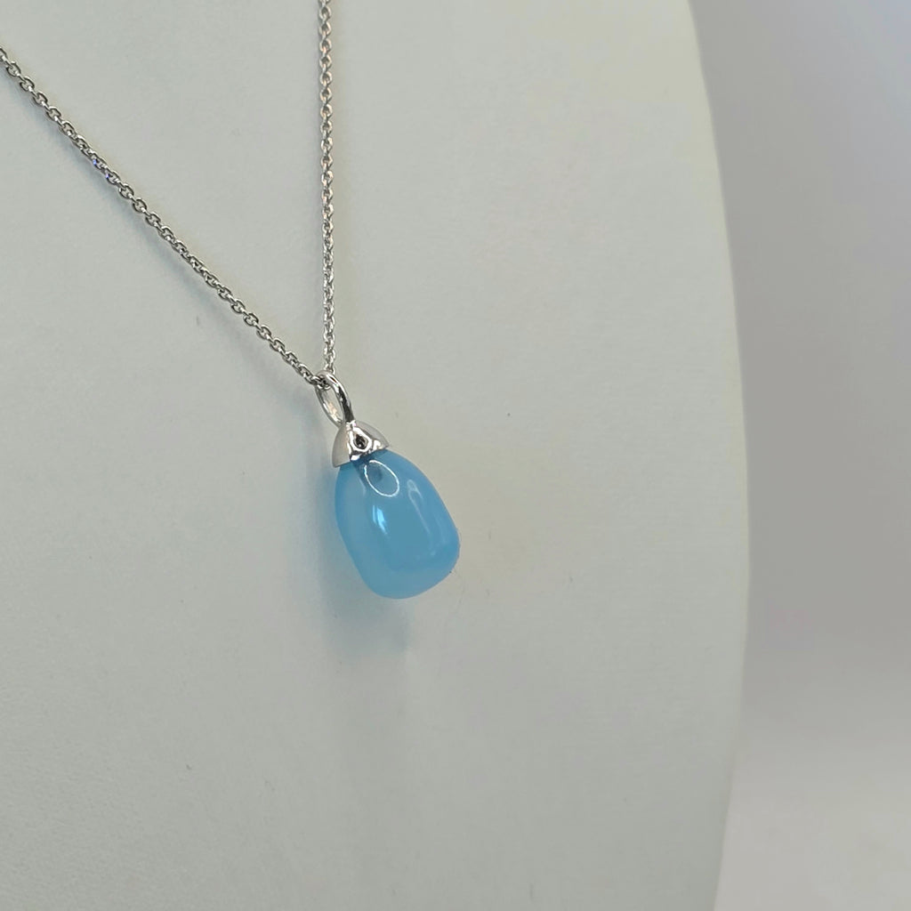 Damen Kette mit Anhänger Tropfen Blauer Chalzedon Silber seitlich by DAVUTA