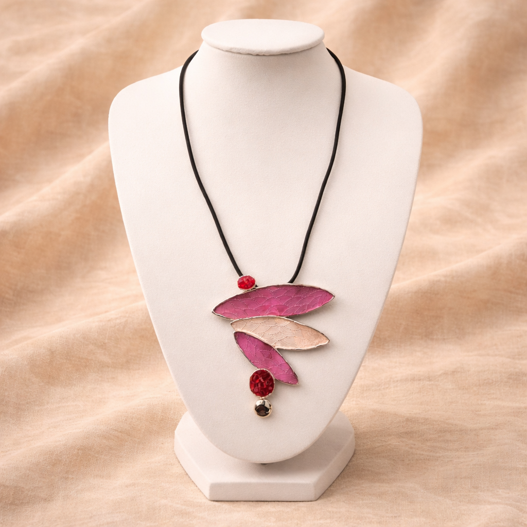 Damen Kette mit Anhänger an Band Pink an Büste by DAVUTA