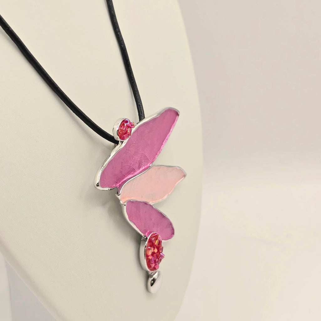 Damen Kette mit Anhänger an Band Pink seitlich clean by DAVUTA