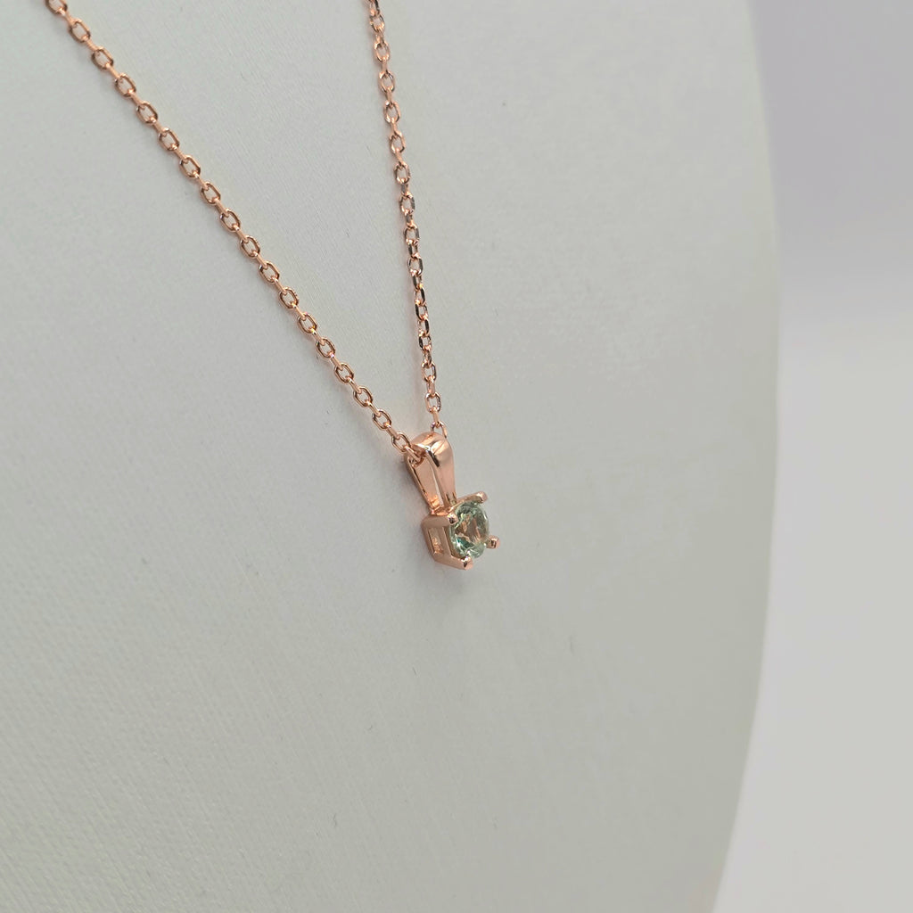 Damen Kette mit Anhänger grüner Zirkonia Rosevergoldet seitlich by DAVUTA