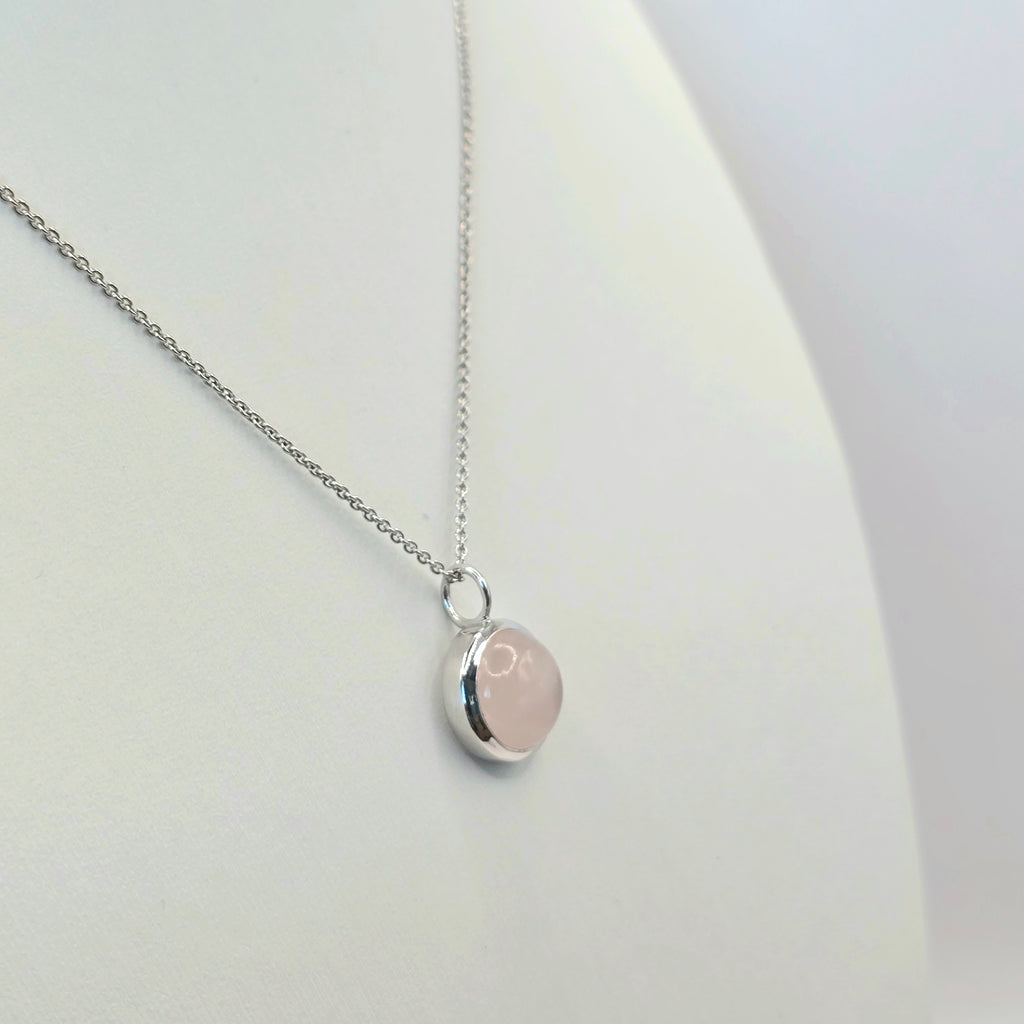 Damen Kette mit Anhänger rund Rosenquarz silber clean seitlich