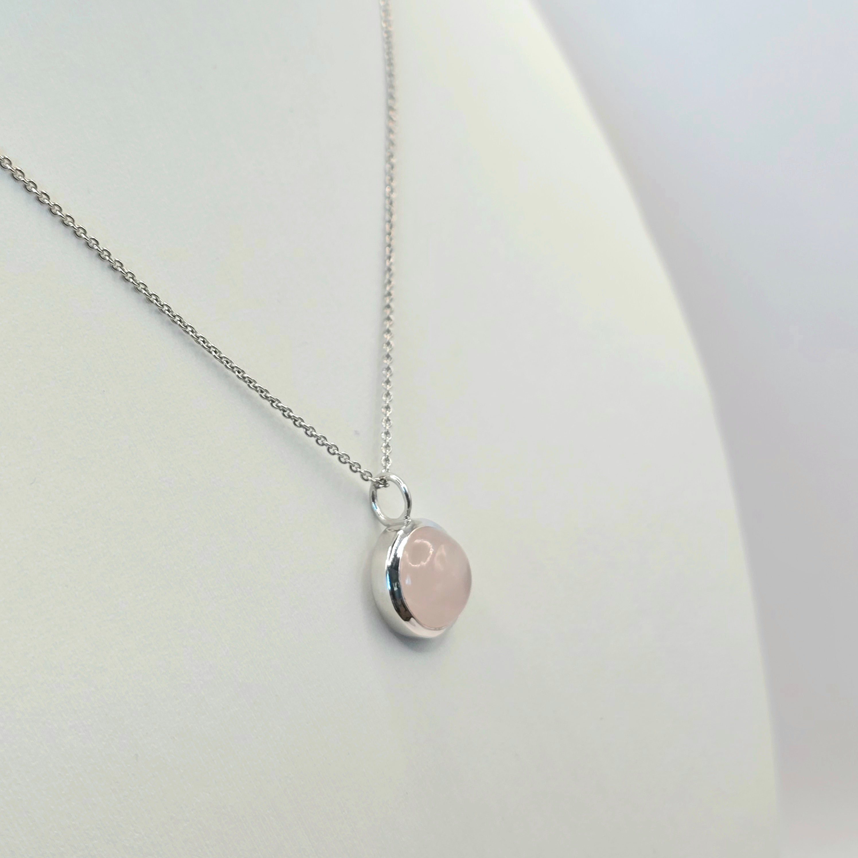 Damen Kette mit Anhänger rund Rosenquarz silber clean seitlich