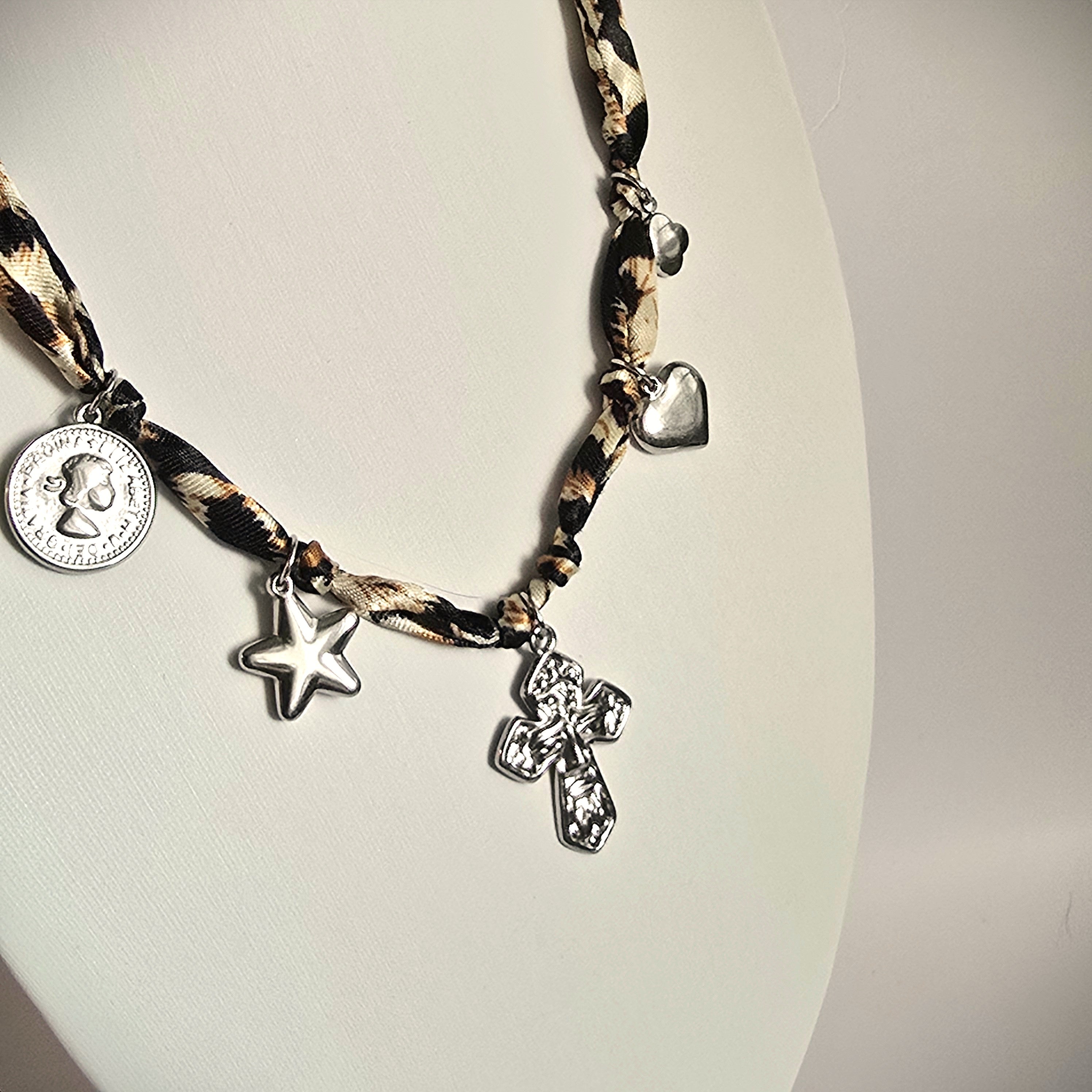 Damen Kette mit Symbolen aus Edelstahl an Leoprint Stoffkette an Büste
