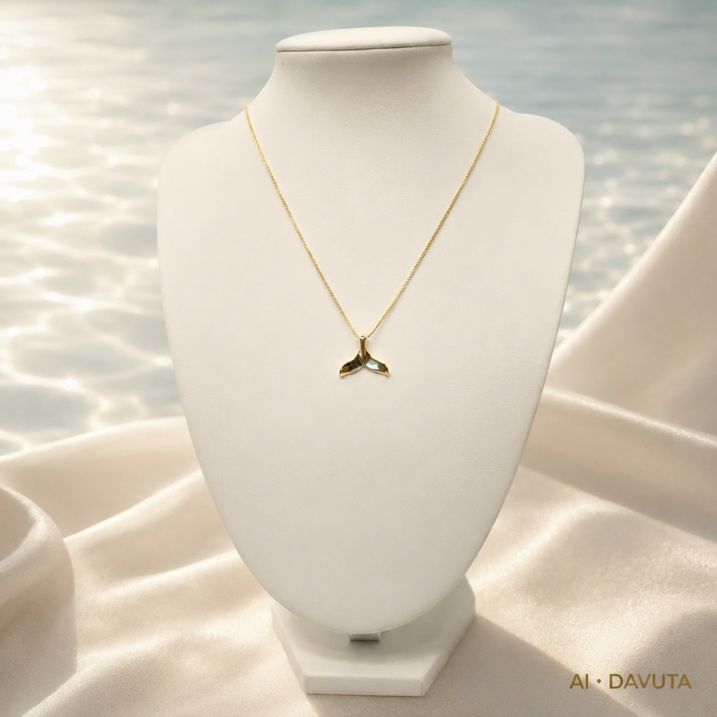 Damen Kette mit Walflosse silber vergoldet an Büste by DAVUTA