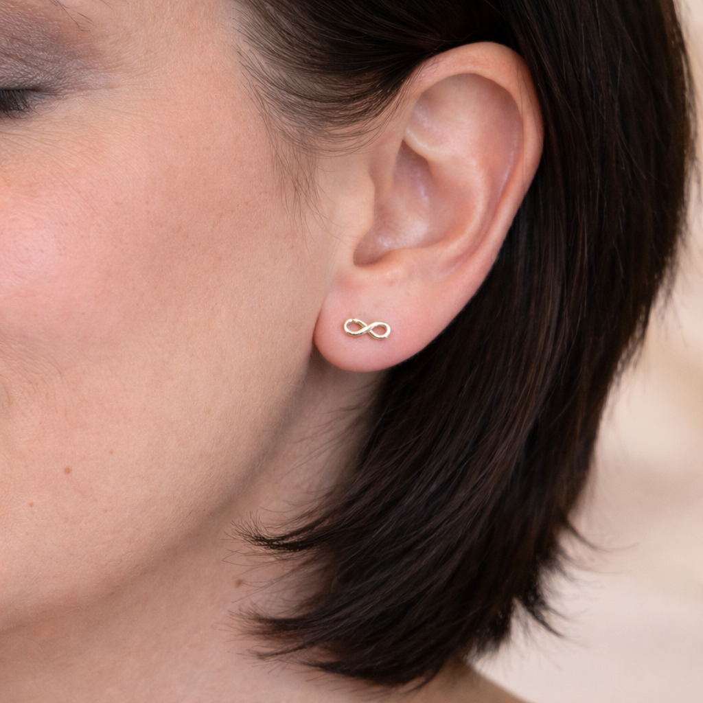 Damen Ohrring 8 K Gold Unendlichkeit close up by DAVUTA
