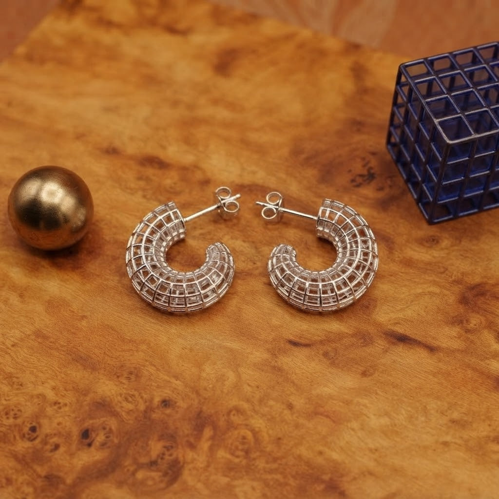 Damen Ohrring Creole 3 D in Silber am Ständer liegend by DAVUTA