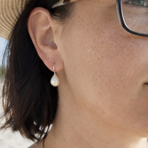 Damen Ohrringe Mallorca Perle Silber Close up by DAVUTA