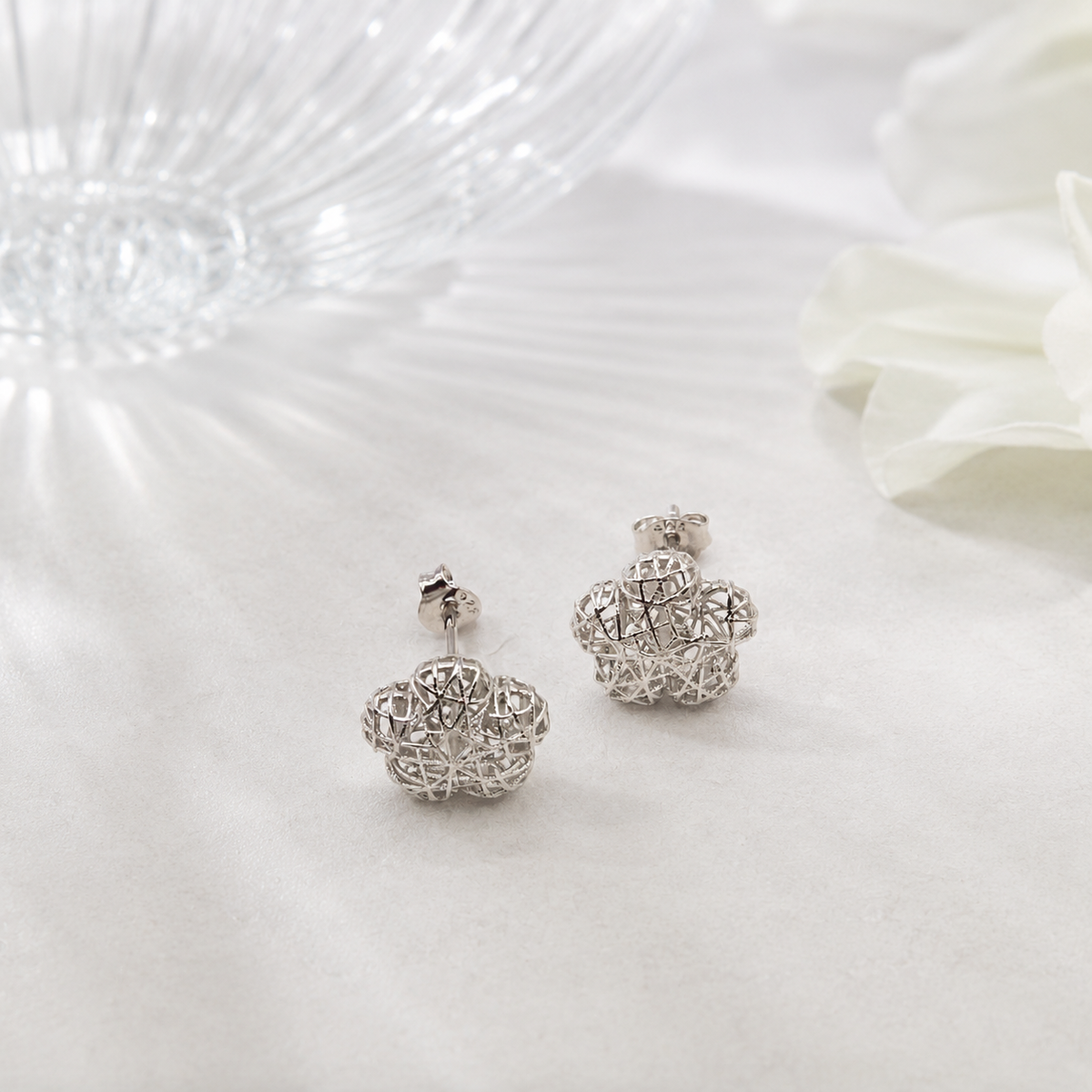 Damen Ohrstecker Blume 3-D Silber DAVUTA liegend
