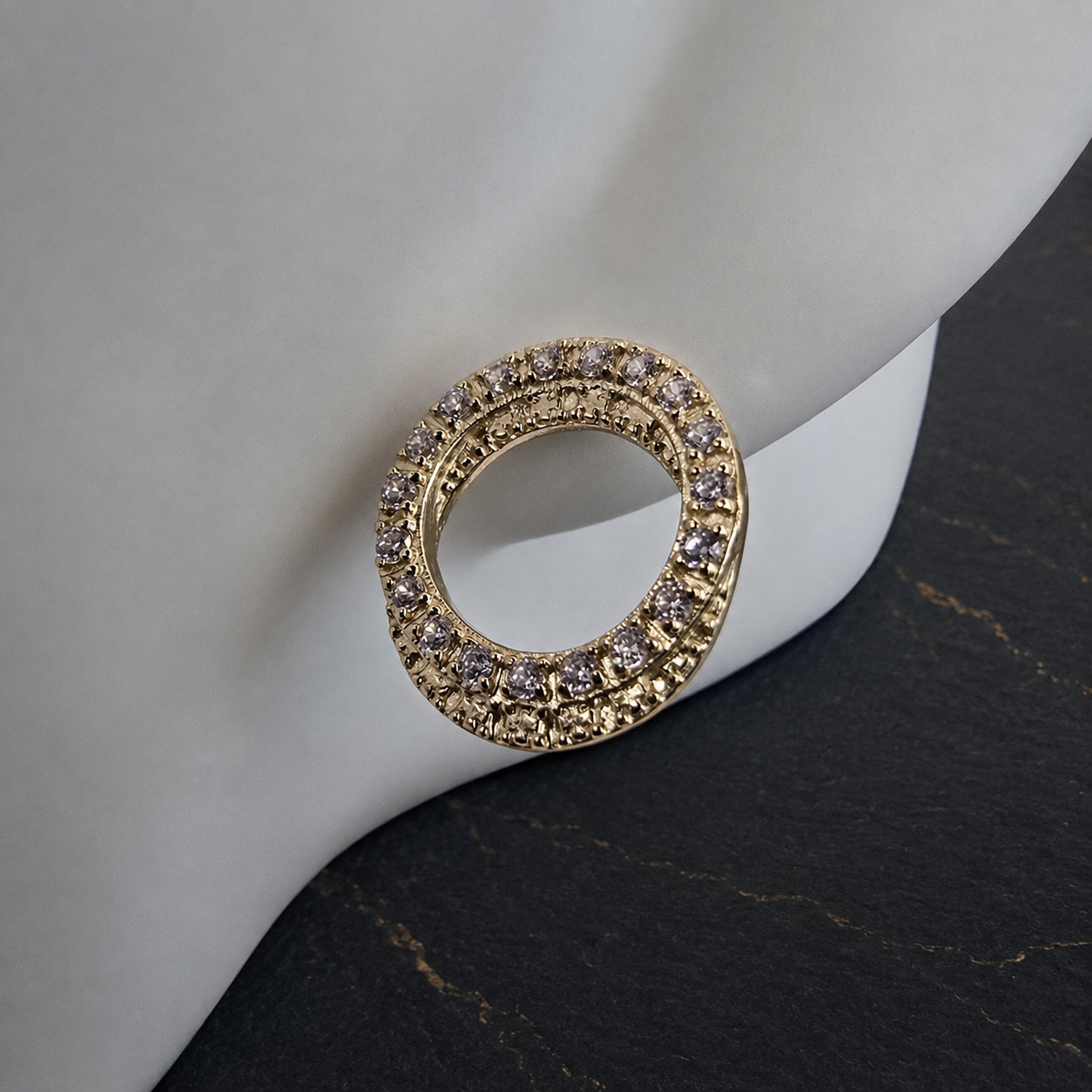 Damen Ohrstecker Kreis Gold Zirkonia an Büste by DAVUTA