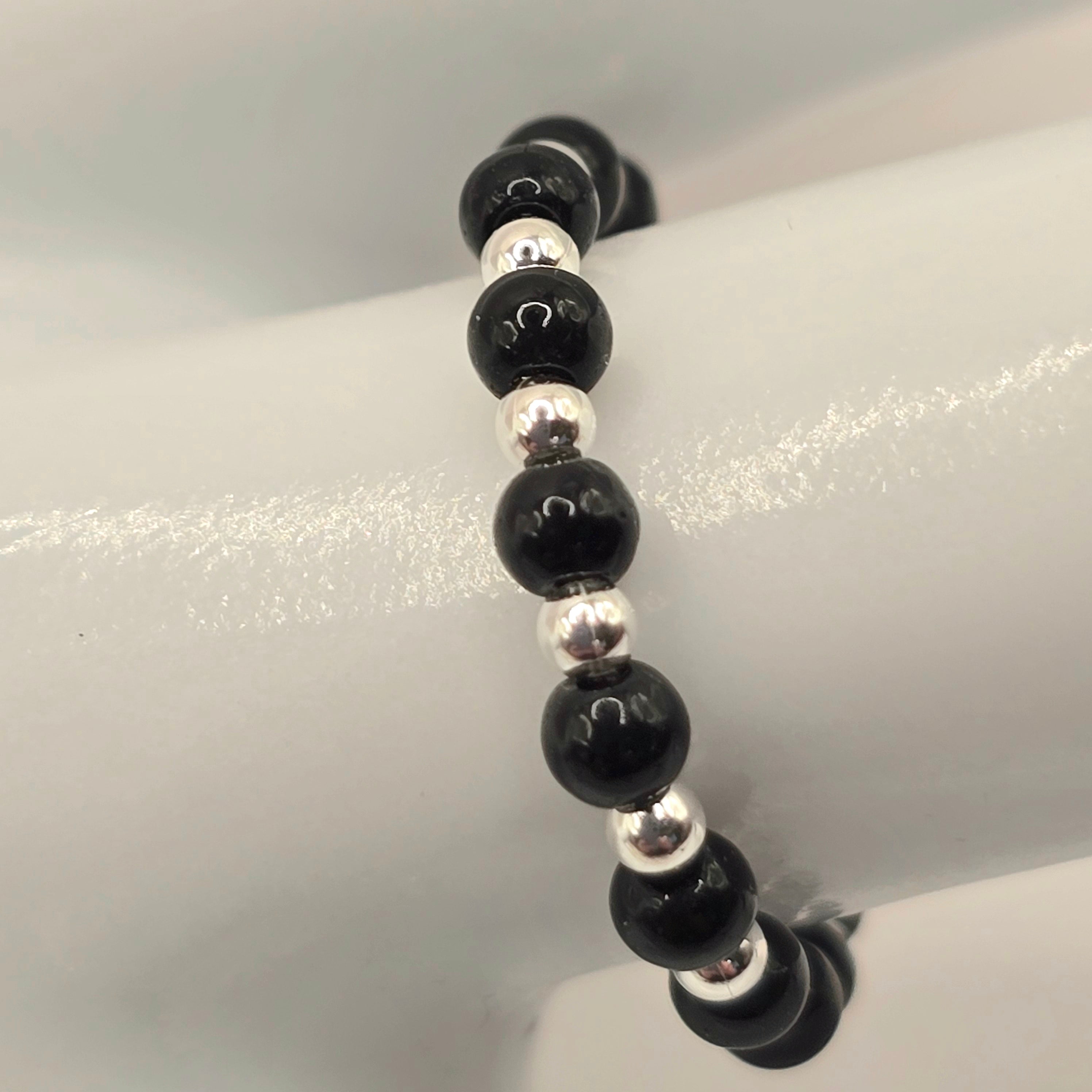 Damen Ri ng Elastisch Silberperlen und Onyx Detail 