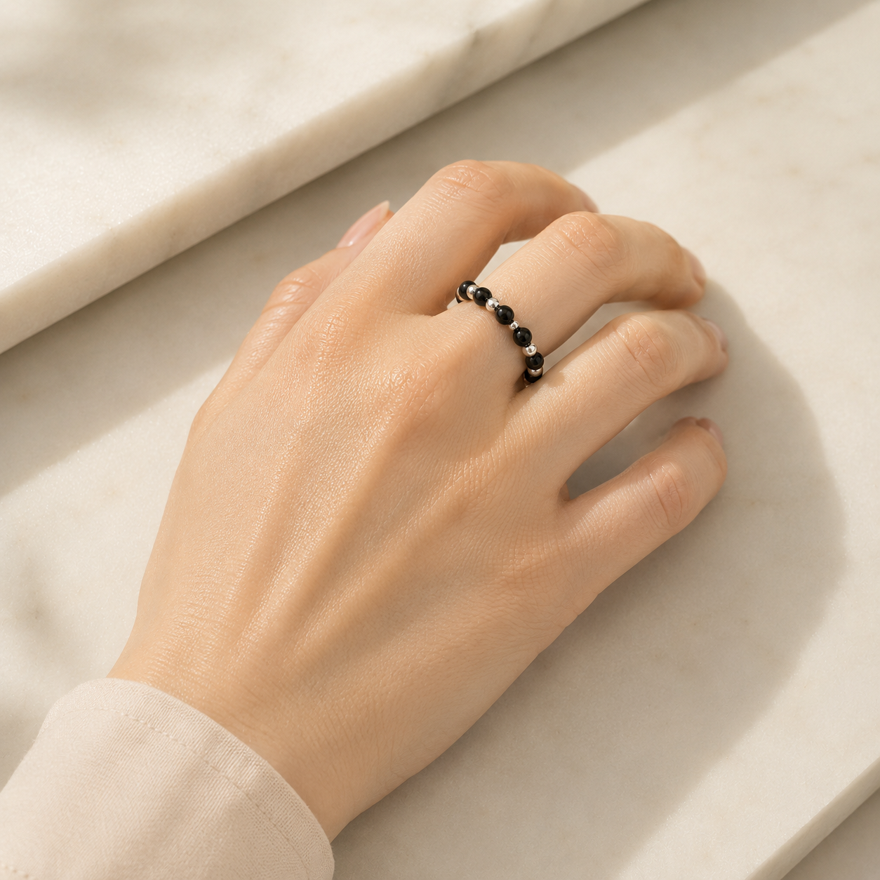 Damen Ri ng Elastisch Silberperlen und Onyx an Modellhand by DAUTA