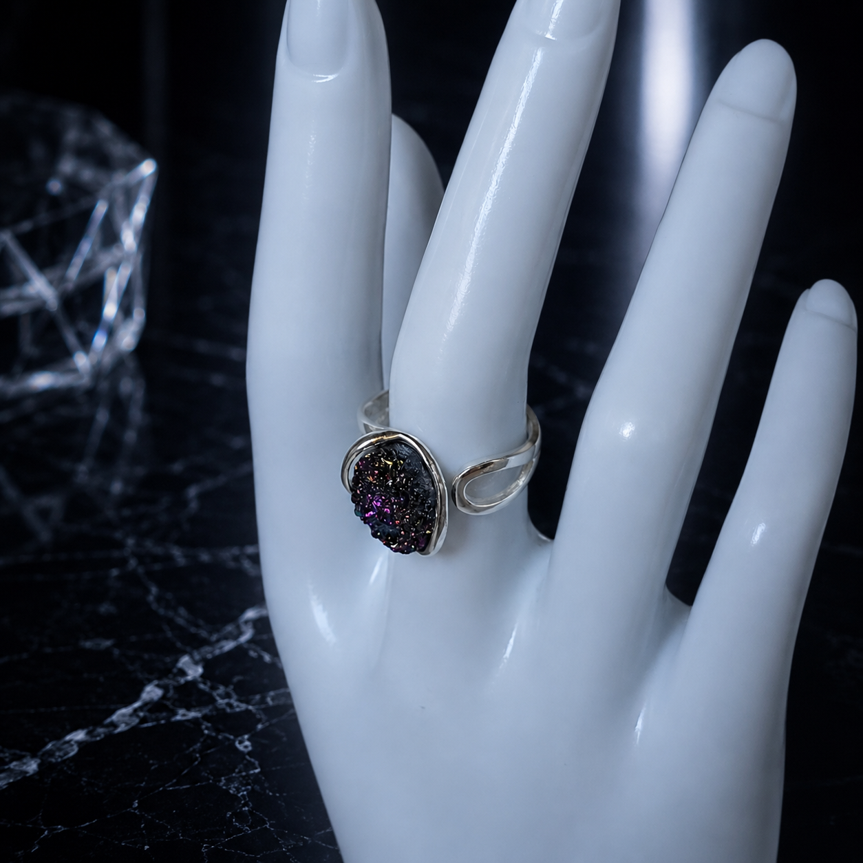 Damen Ring Druse Titanium silber an Handbüste by DAVUTA