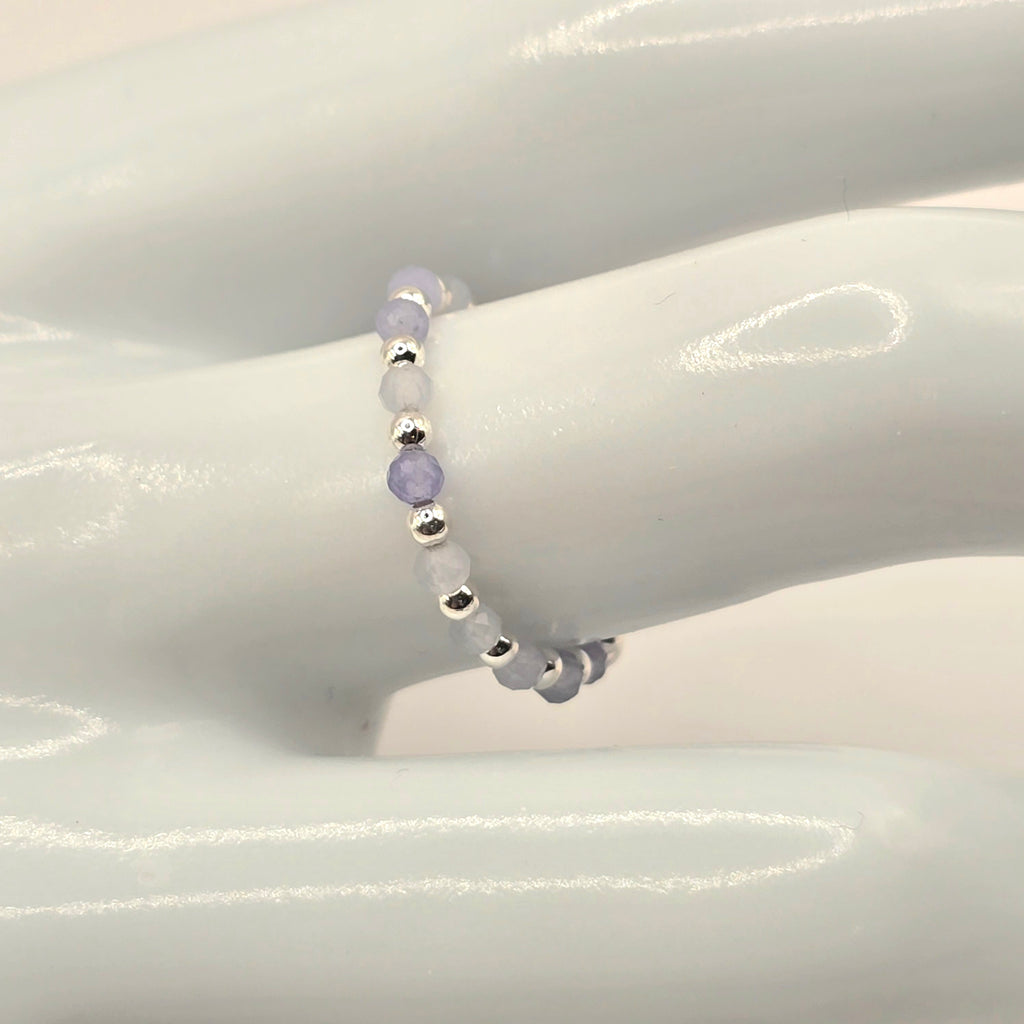 Damen Ring Elastisch Amethyst und Silberperlen an Büste by DAVUTA