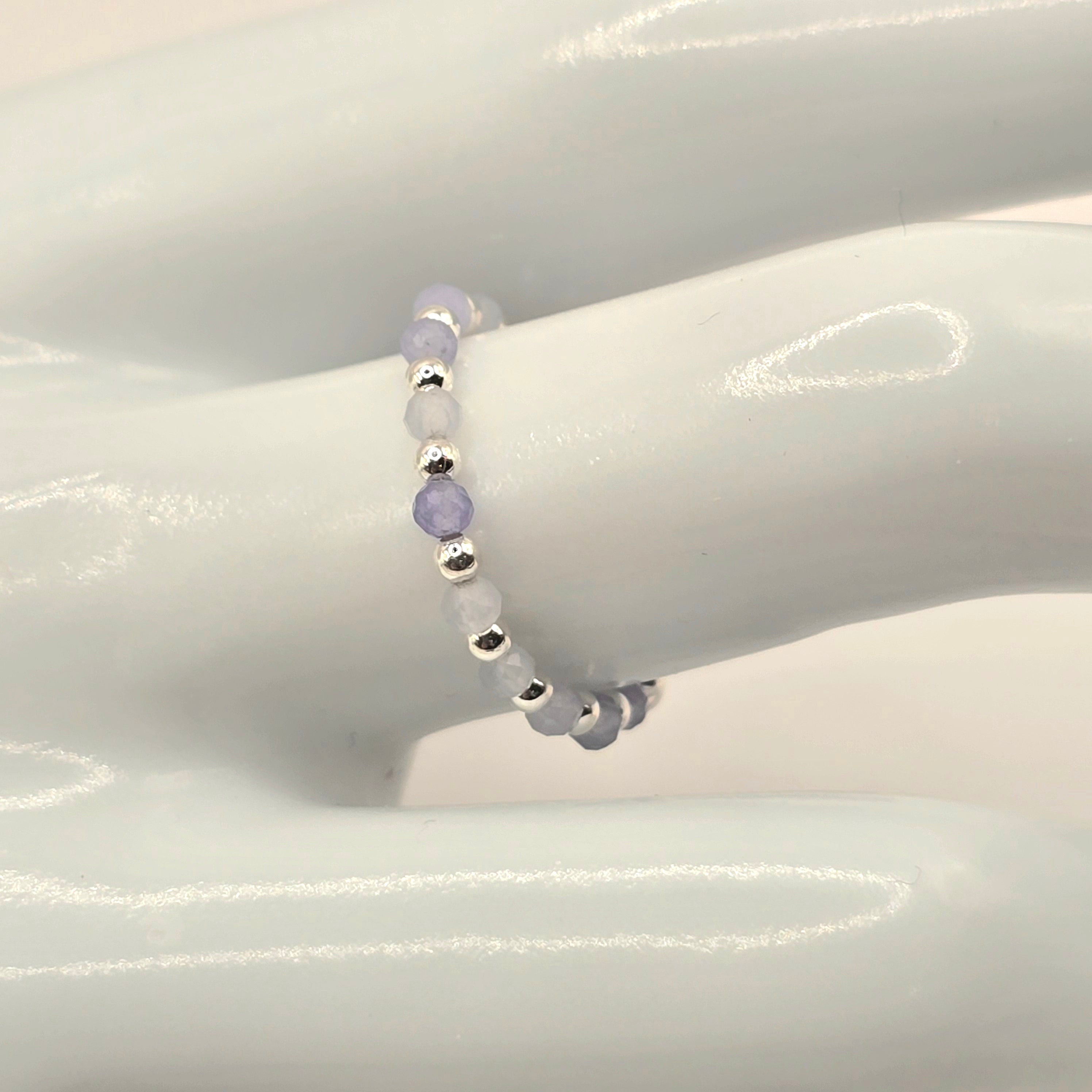 Damen Ring Elastisch Amethyst und Silberperlen an Büste by DAVUTA
