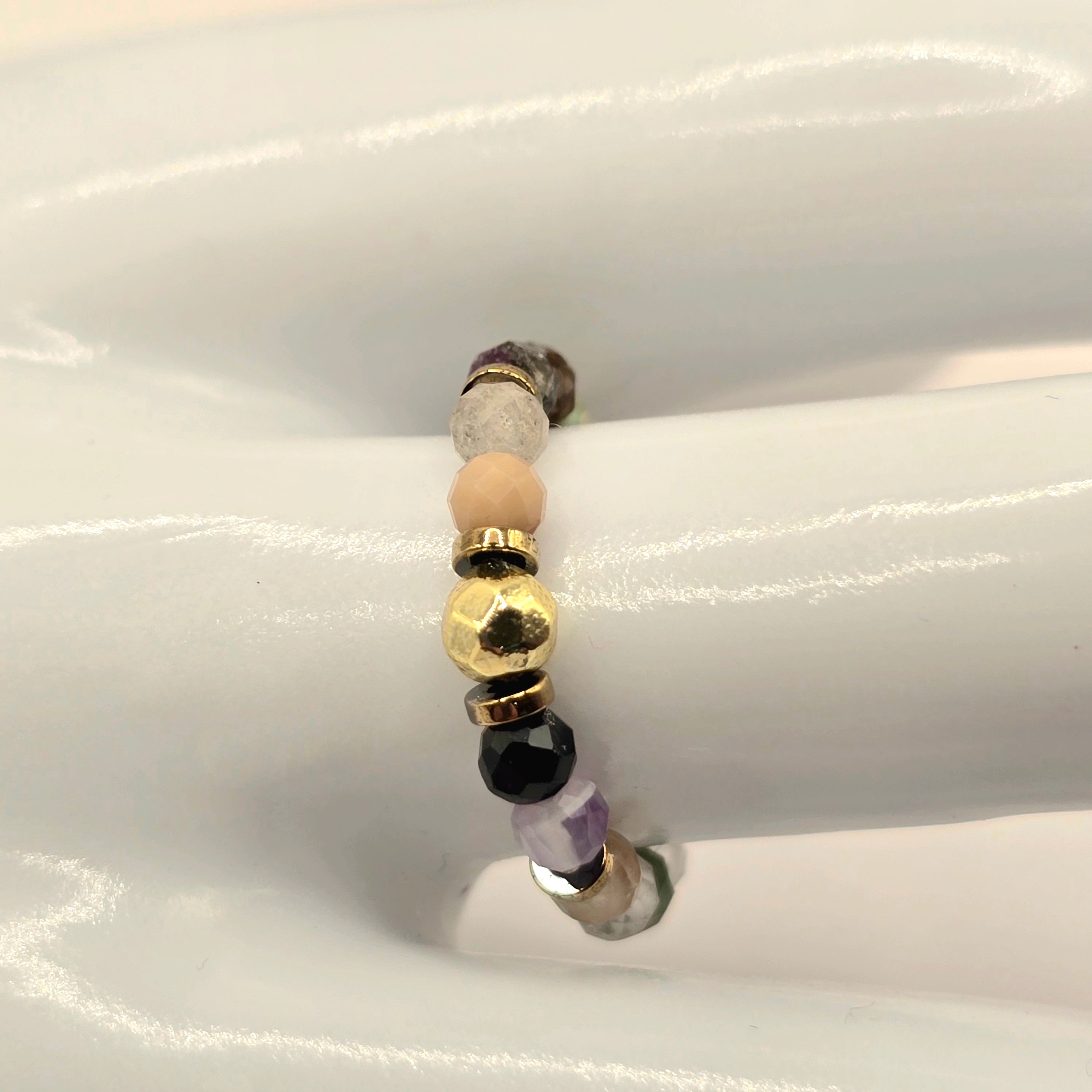 Damen Ring Elastisch Hämatit und Natursteinperlen Detail by DAVUTA