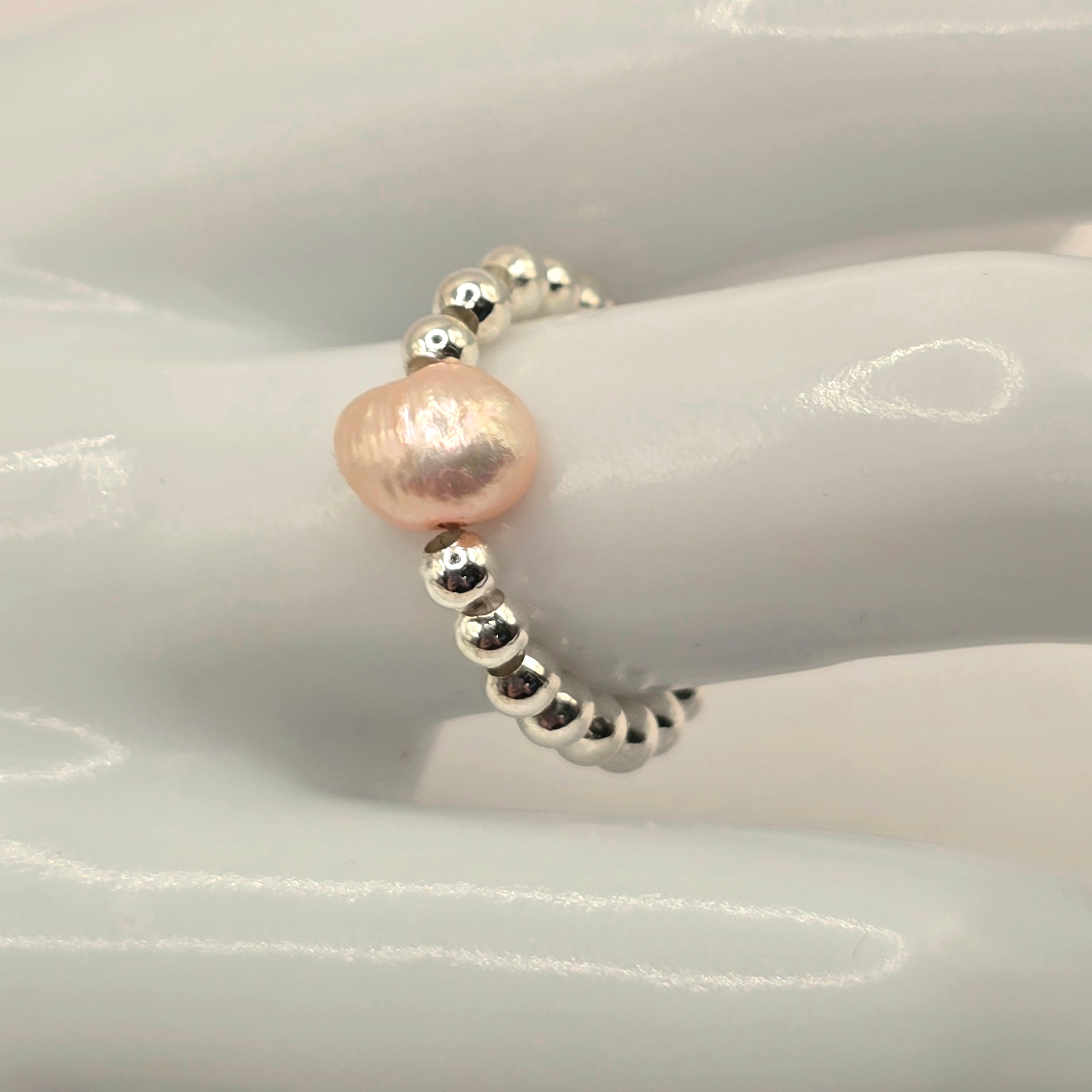Damen Ring Elastisch Silberperlen und Süßwasserperle Detail an Büste by DAVUTA