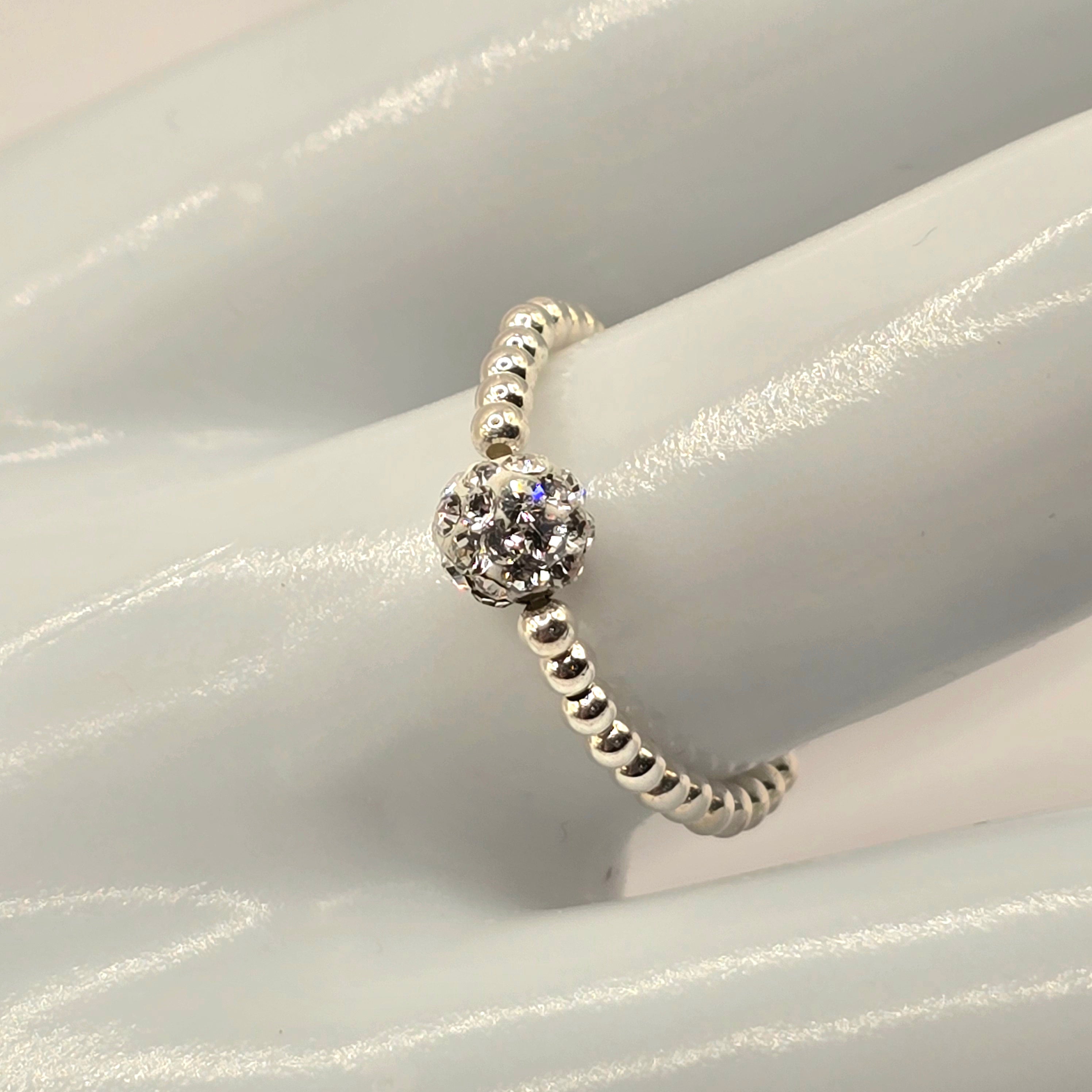 Damen Ring Elastisch Silberperlen und Zirkonia Pavekugel Detail by DAVUTA