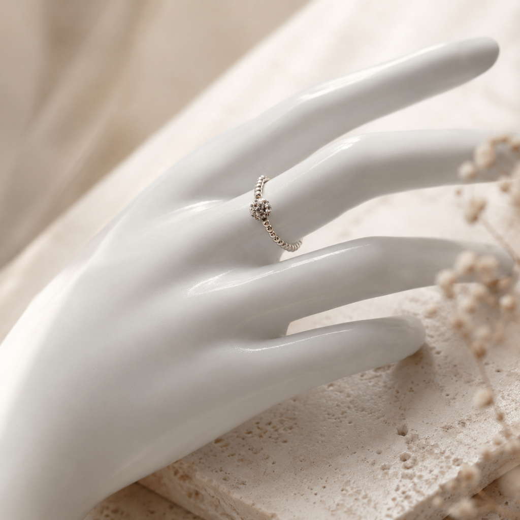 Damen Ring Elastisch Silberperlen und Zirkonia Pavekugel an Handbüste