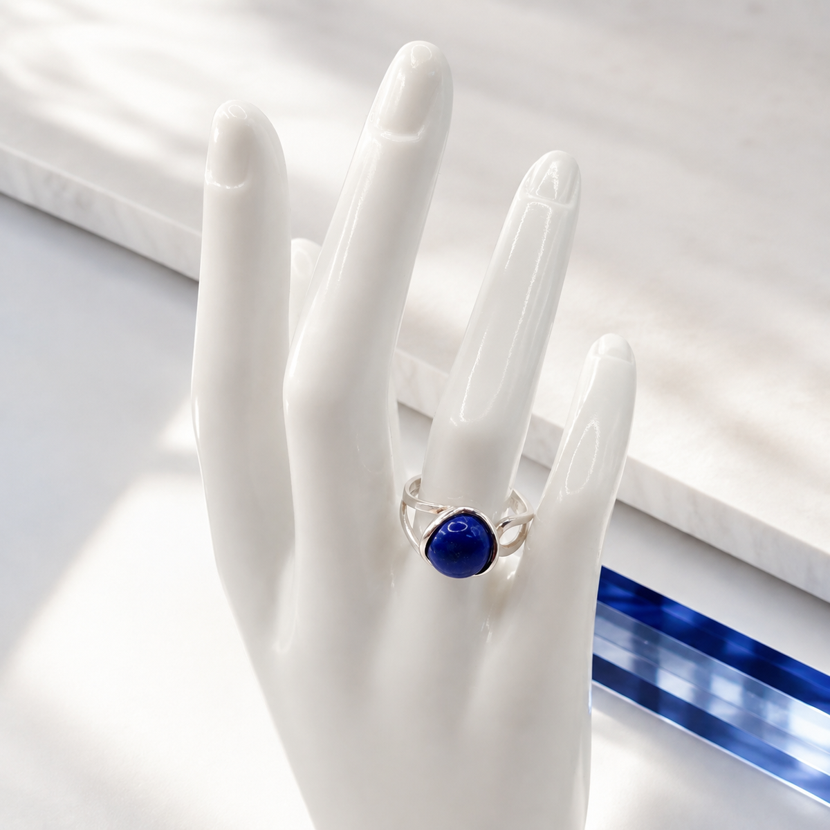 Damen Ring Lapislazuli rund silber verstellbar an Büste by DAVUTA