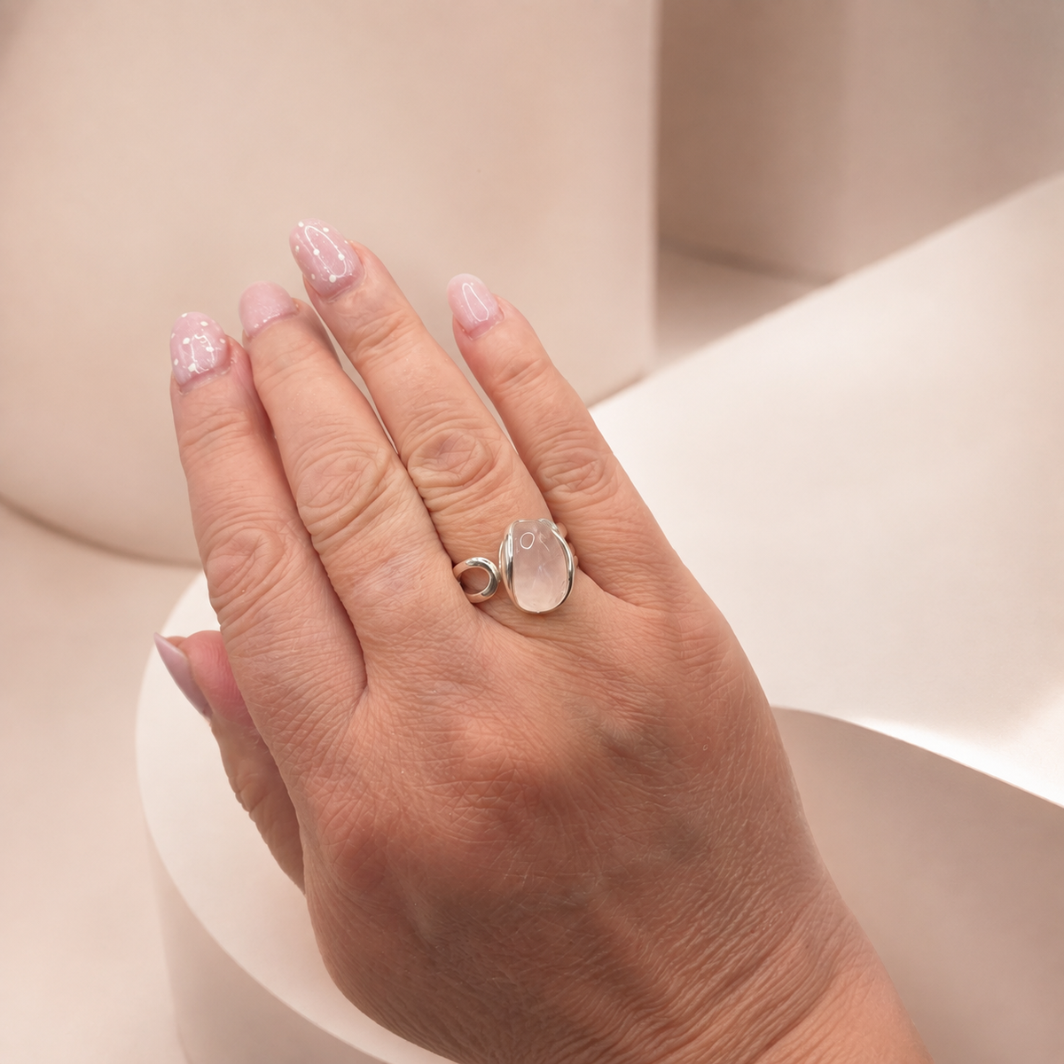 Damen Ring Rosenquarz Silber verstellbar an Hand by DAVUTA