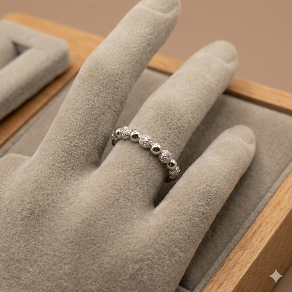 Damen Ring Silber mit Zirkonia Kugeln Ronnynor an Büstenhand by DAVUTA