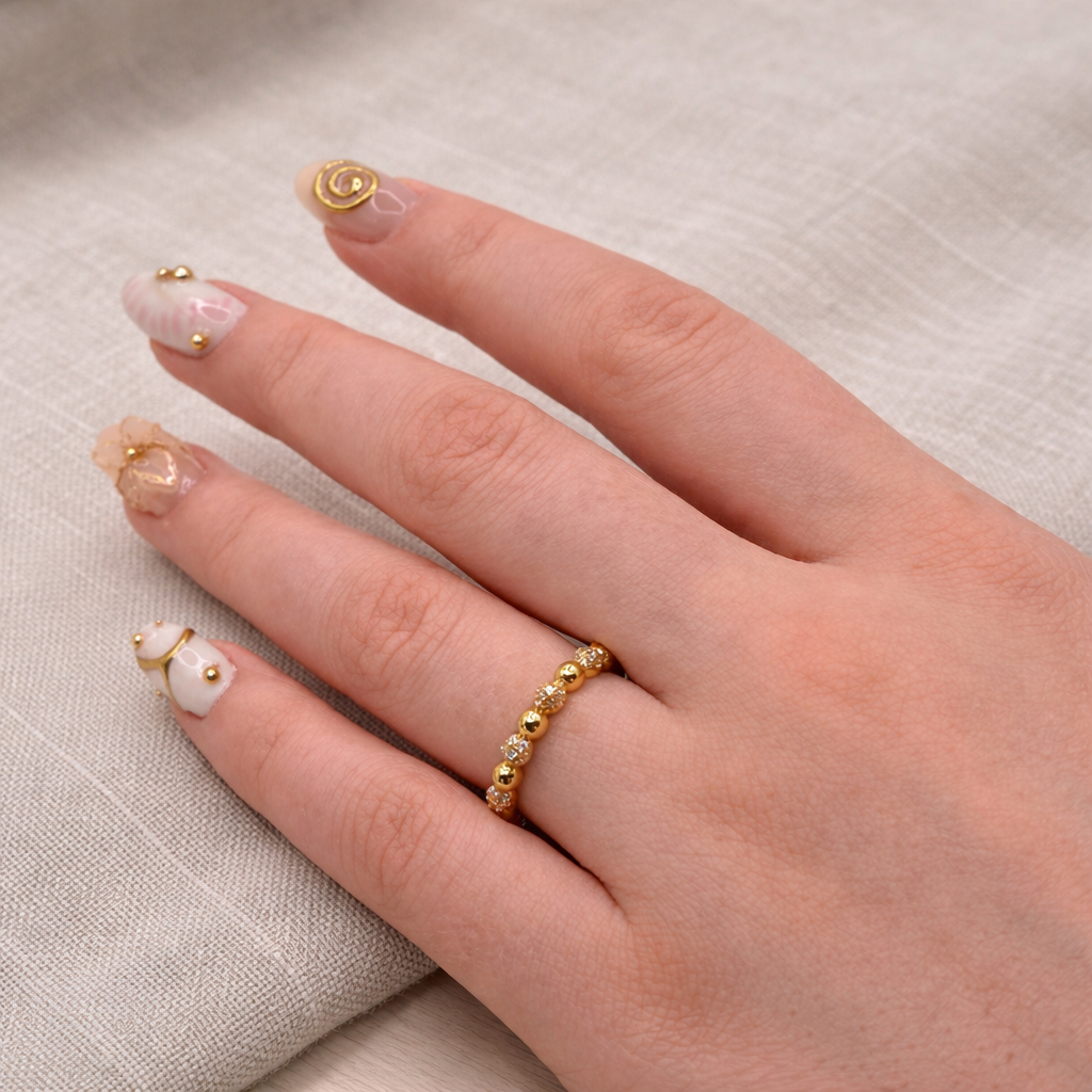 Damen Ring Silber vergoldet Zirkonia Kugeln an Modelhand by DAVUTA