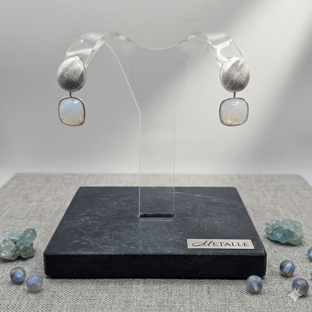 Damen Systemohrring Anhänger Heinzendorff Quadrat silber weiß am Ständer by DAVUTA